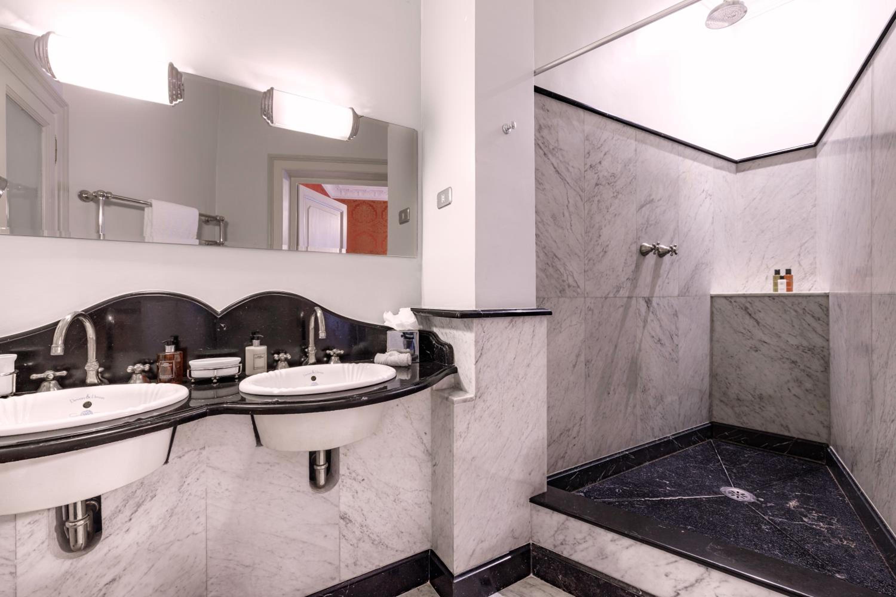 Deluxe Double or Twin Room thumbnail 6
