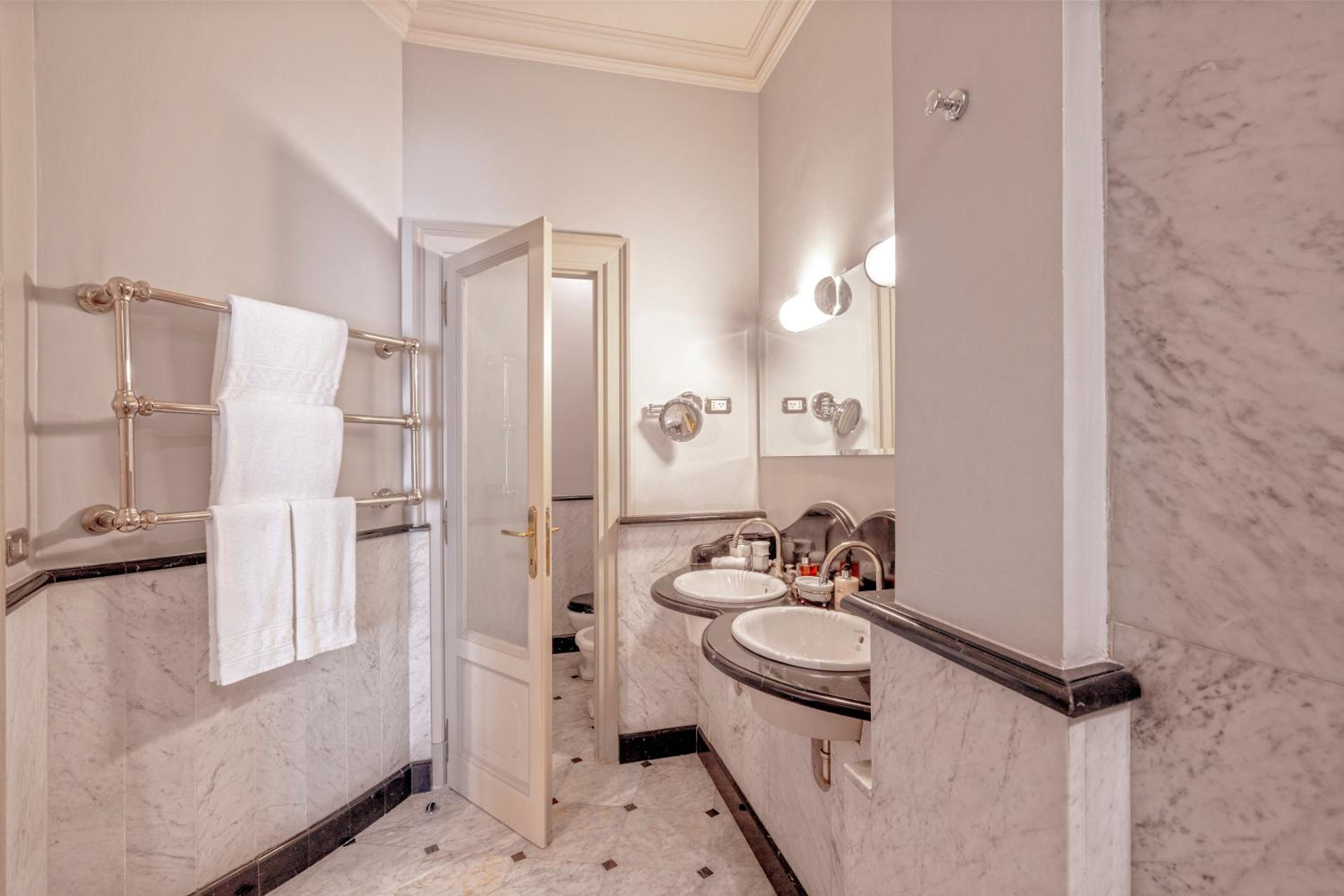 Deluxe Double or Twin Room thumbnail 6