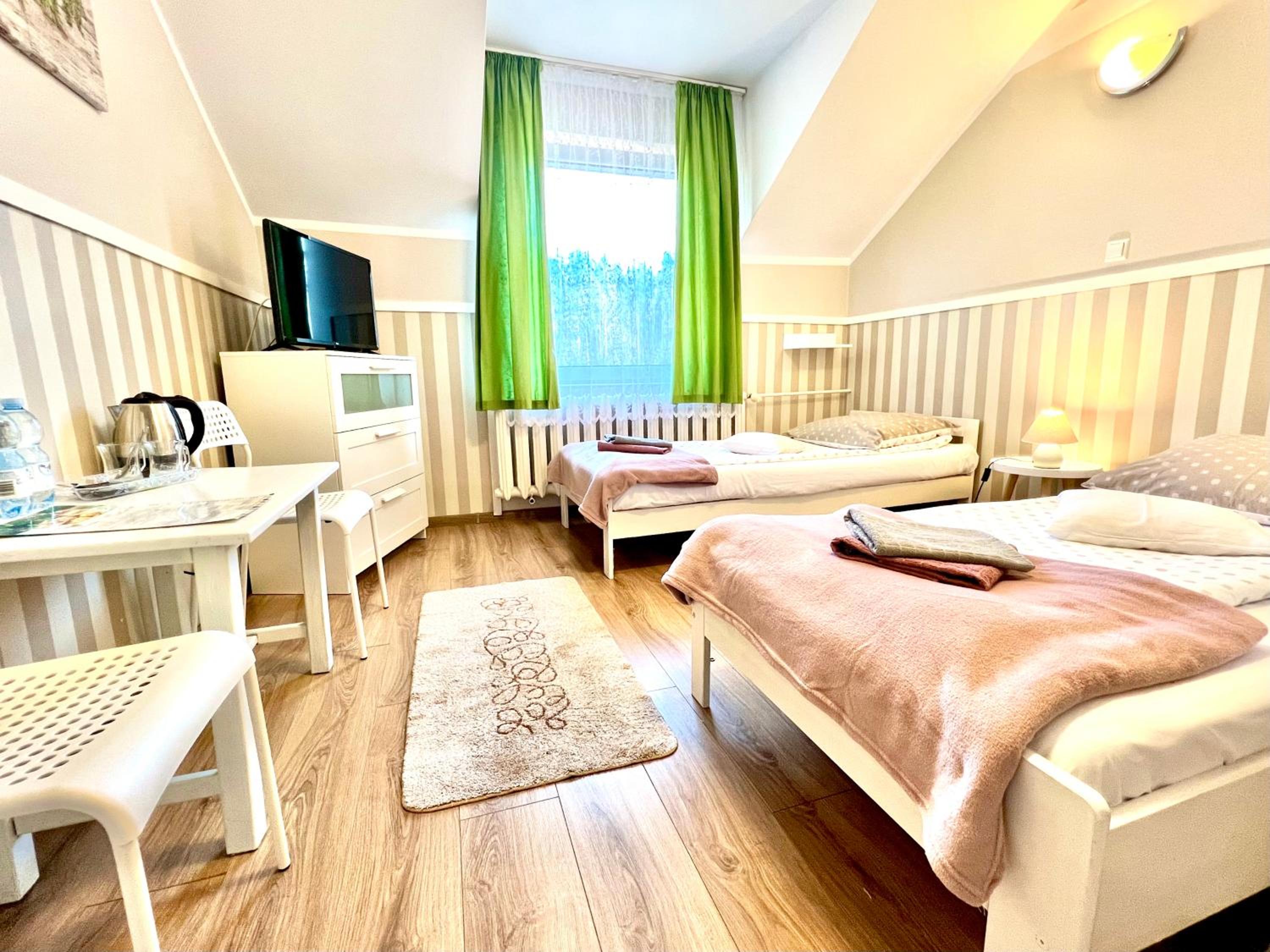 Twin Room with Bathroom - Photo 8