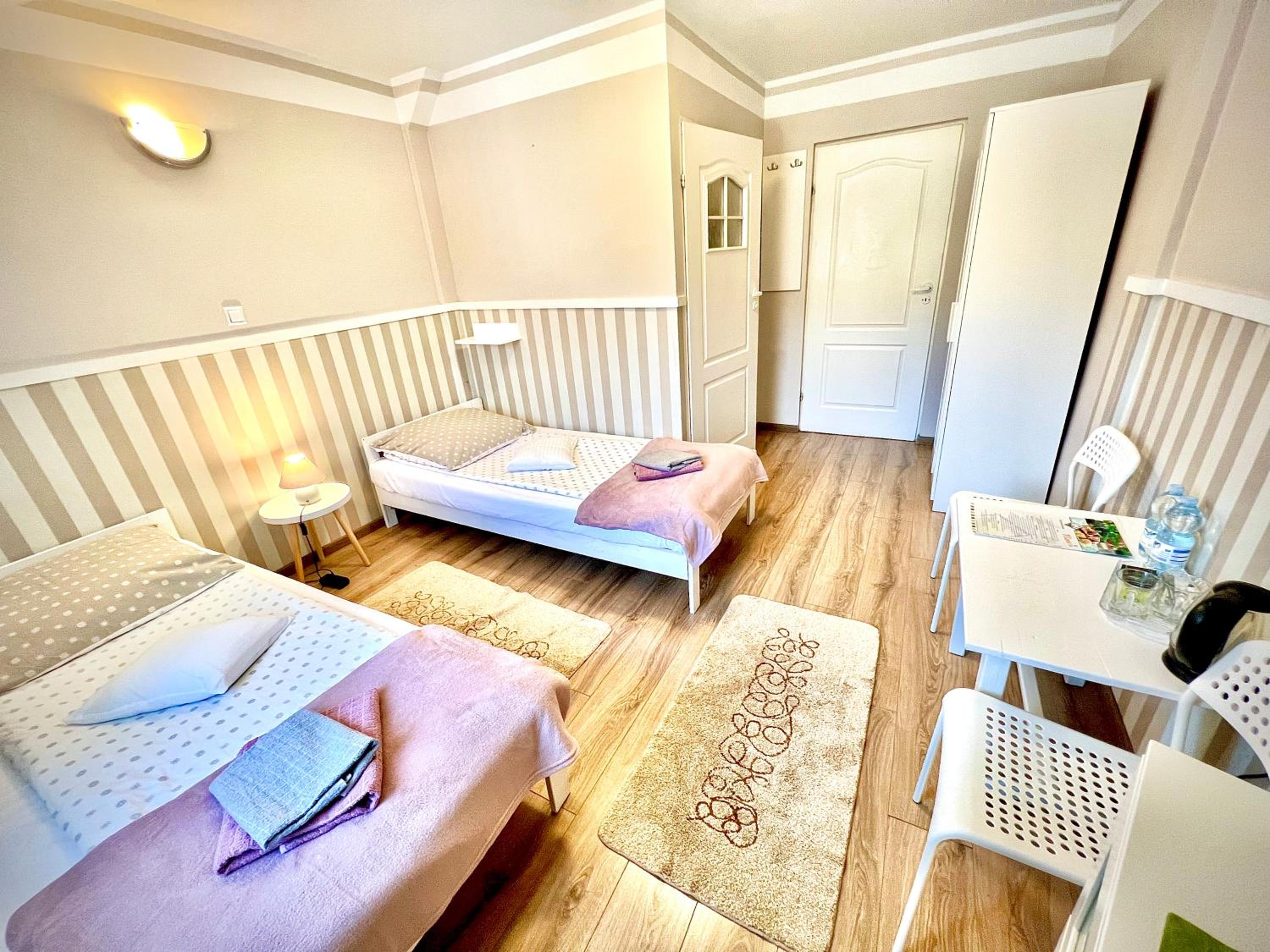 Twin Room with Bathroom - Photo 2