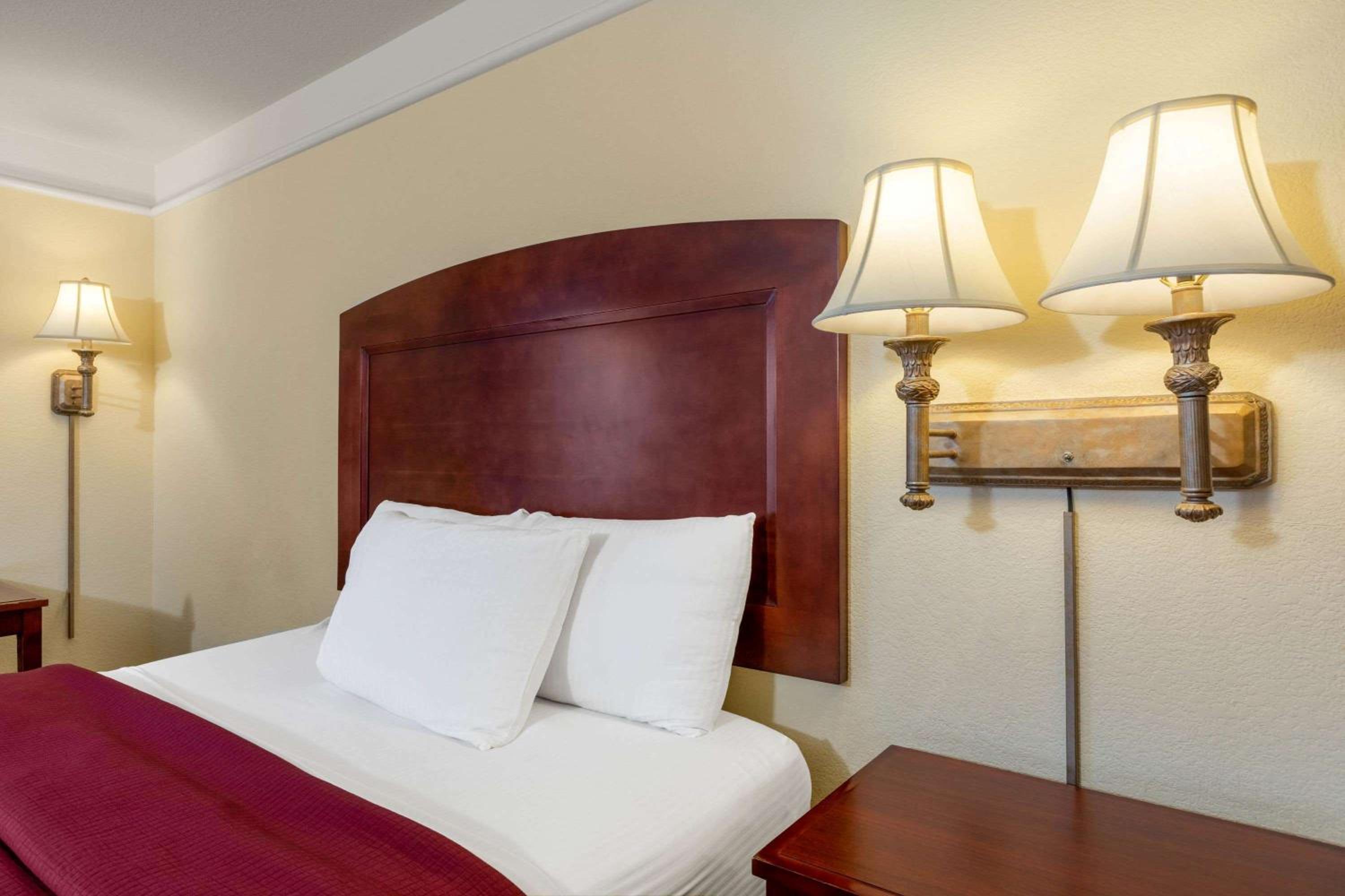 Deluxe King Room - Photo 1