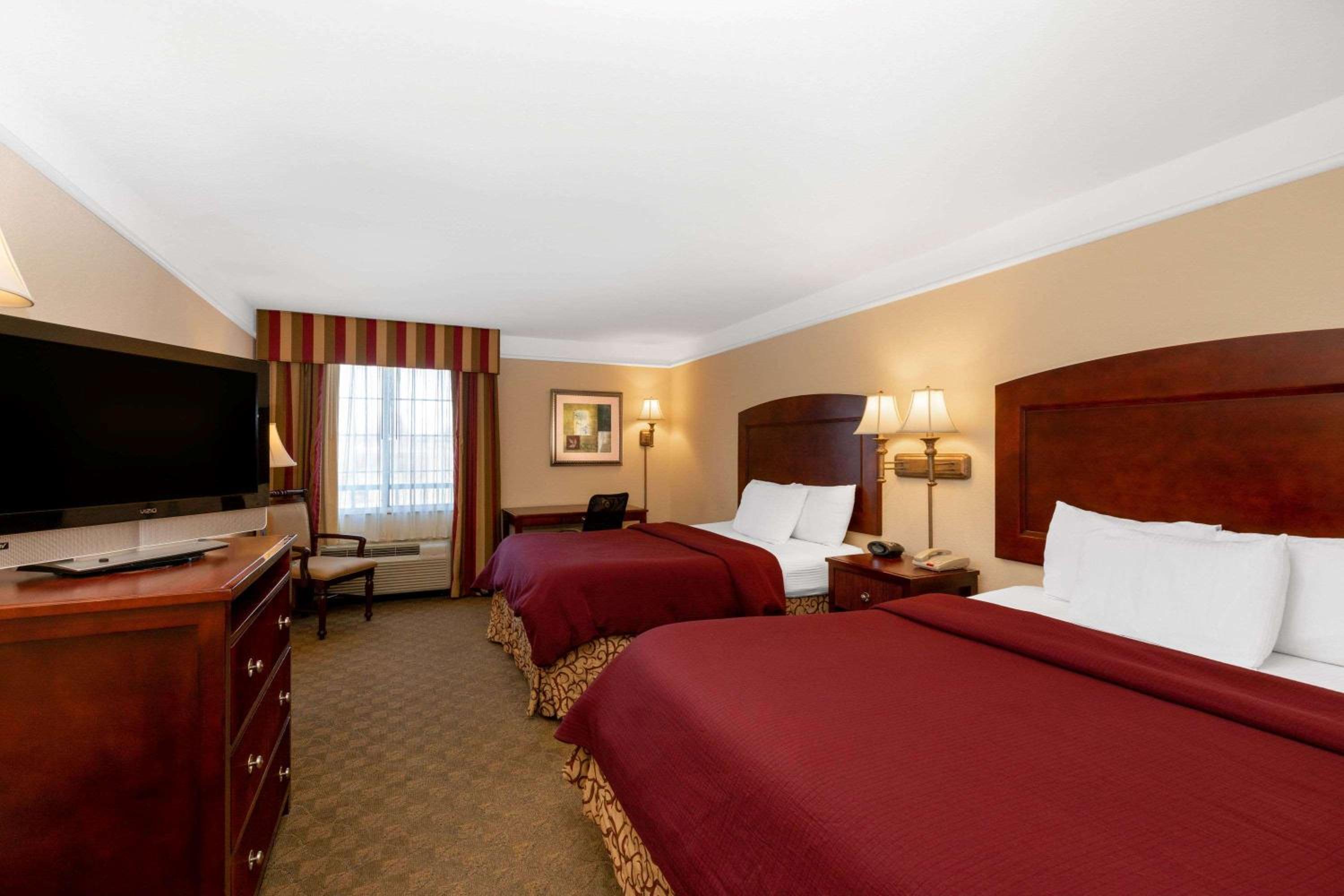 Deluxe Queen Room with Two Queen Beds - Photo 5