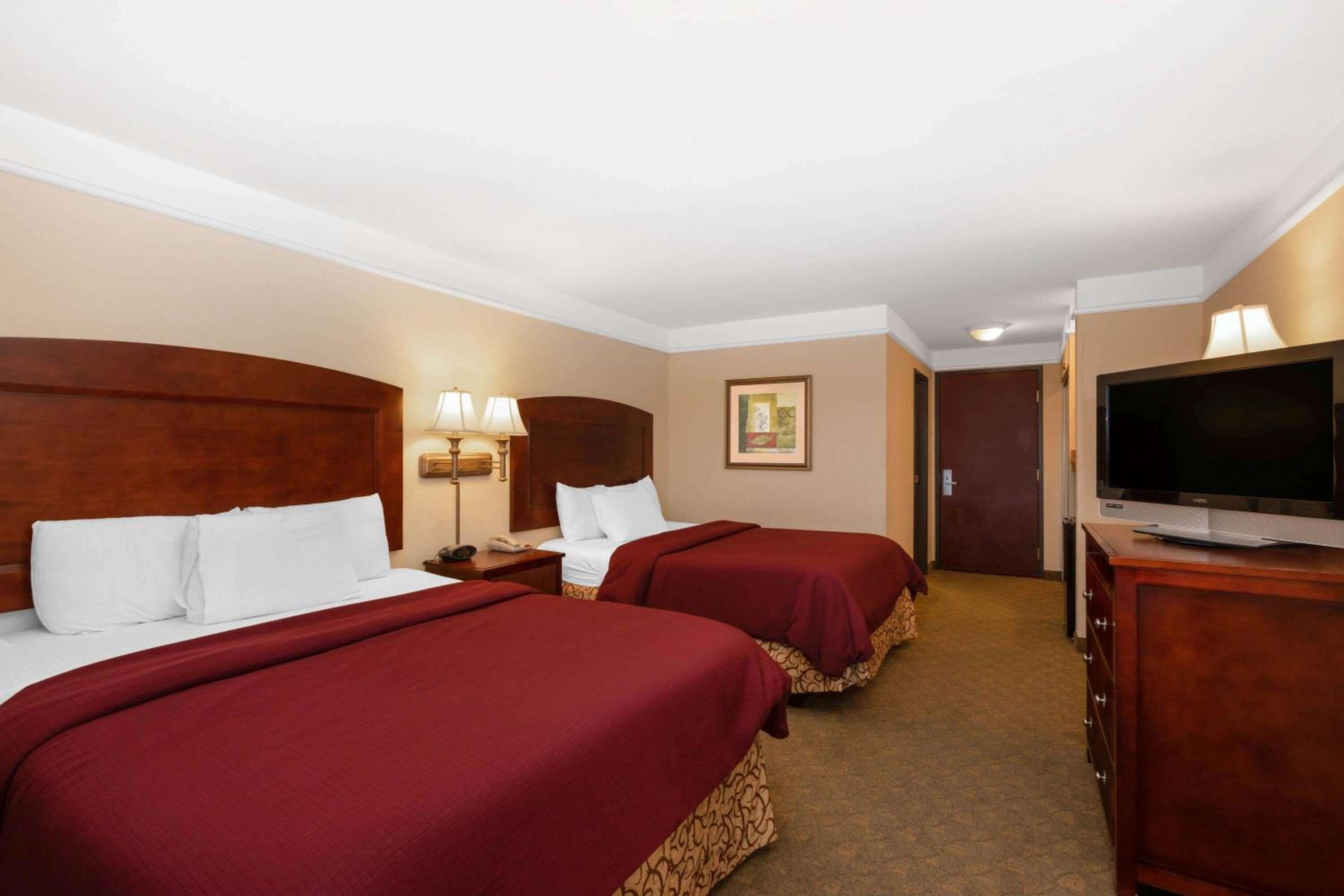 Deluxe Queen Room with Two Queen Beds - Photo 6