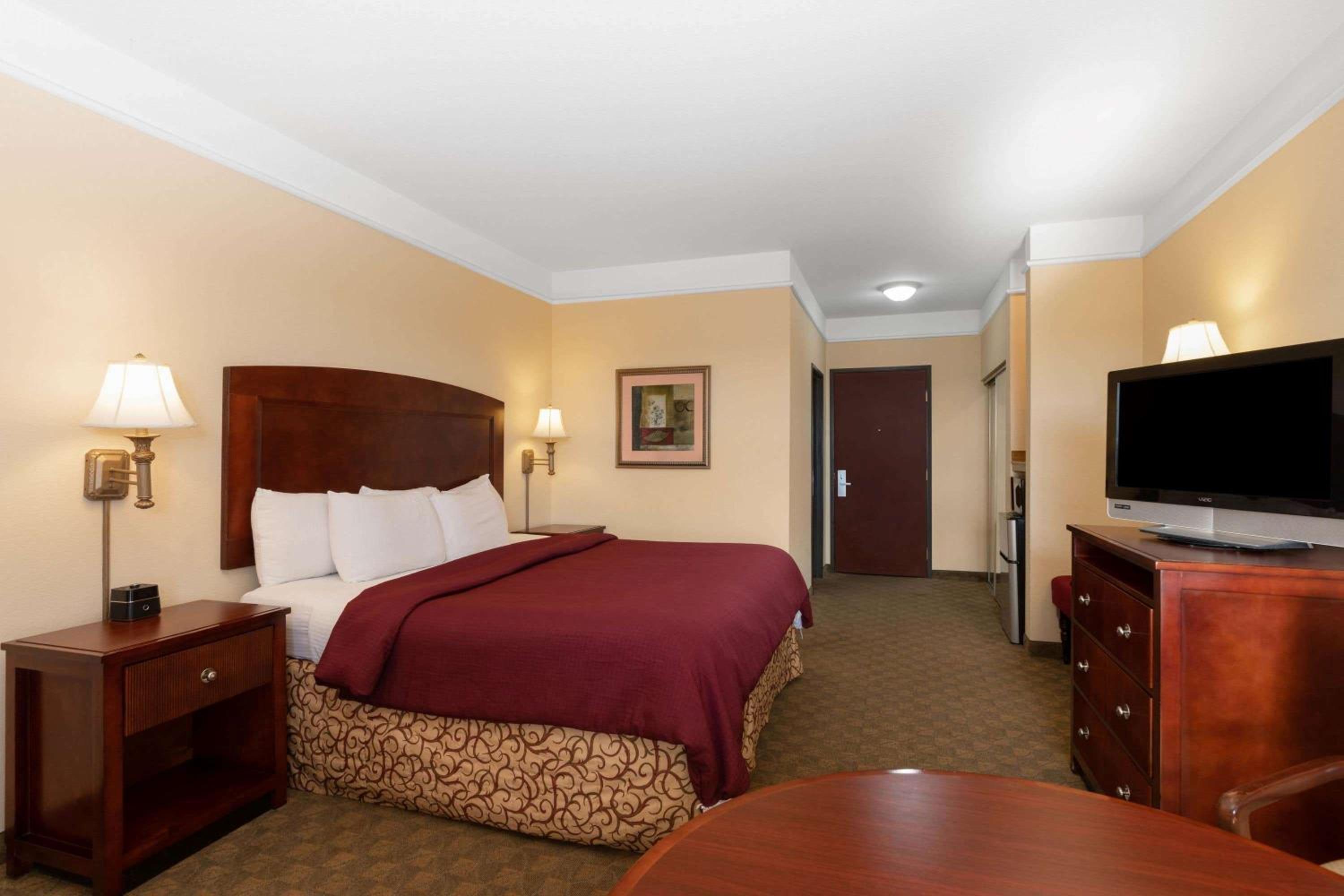 Deluxe King Room - Photo 4