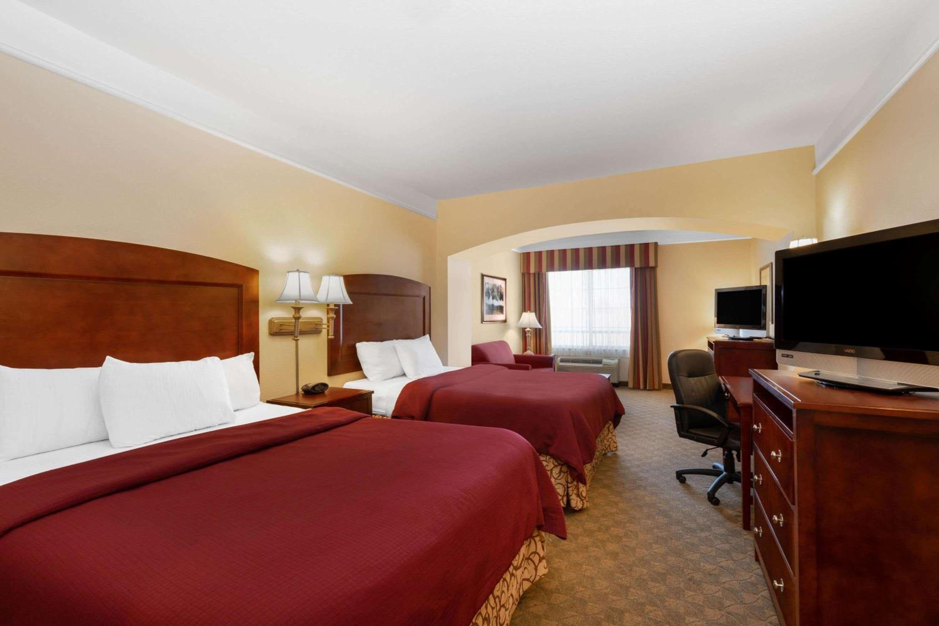 Deluxe Queen Room with Two Queen Beds - Photo 3