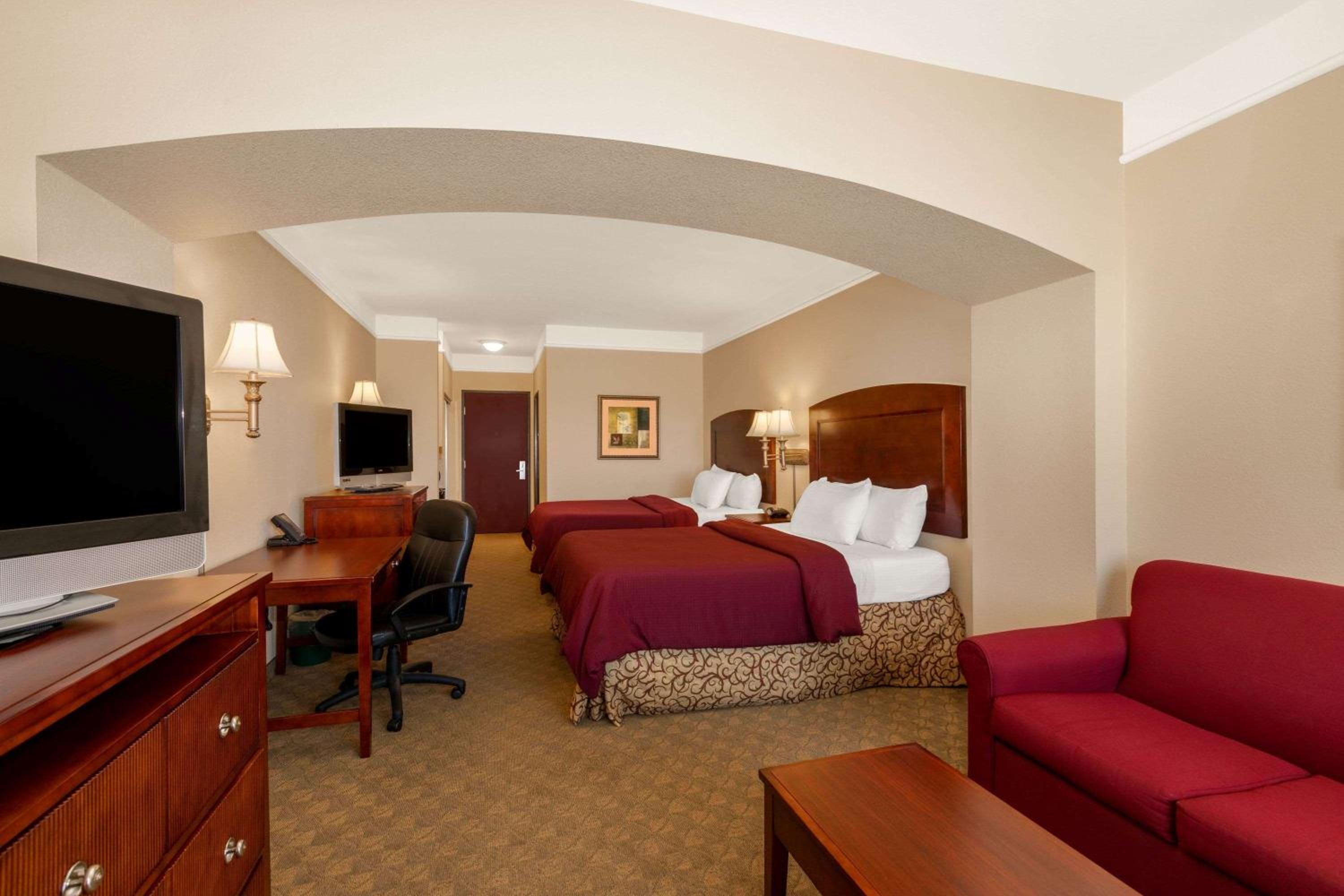 Deluxe Queen Room with Two Queen Beds - Photo 4