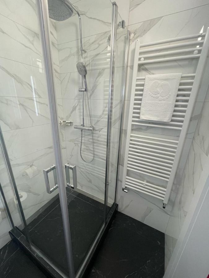Apartment with Shower - Photo 8
