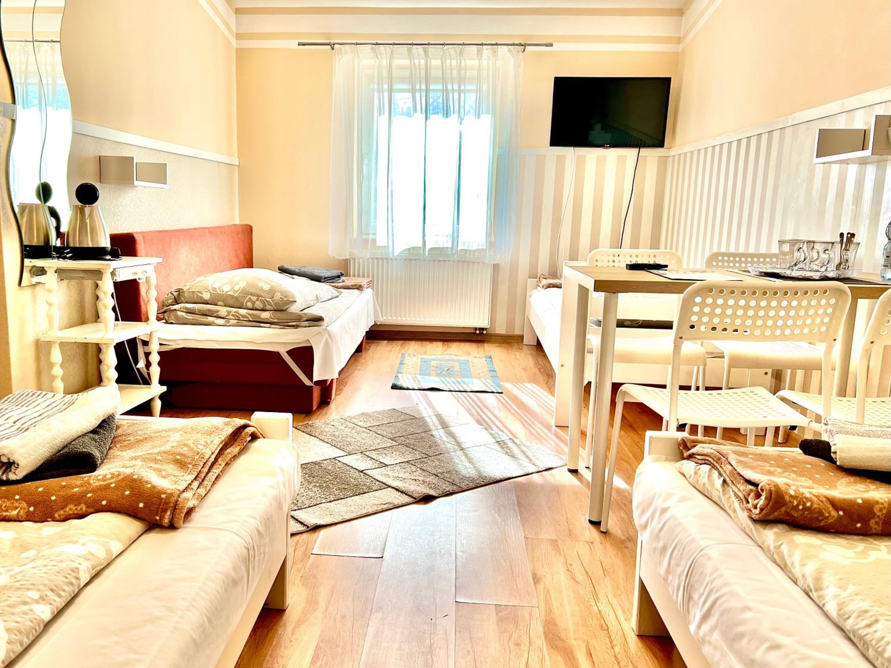Quadruple Room with Private Bathroom - Photo 2