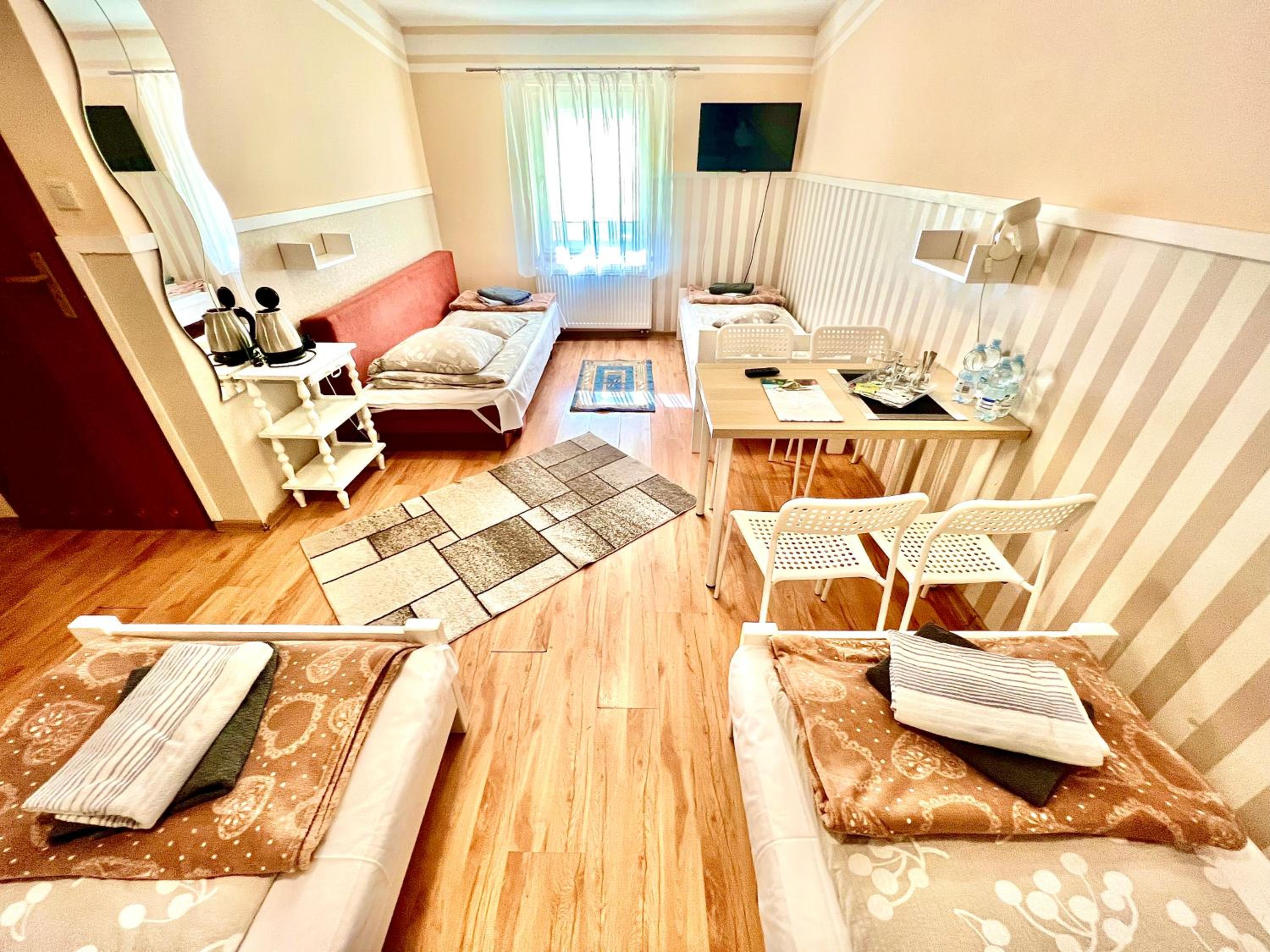 Quadruple Room with Private Bathroom - Photo 3