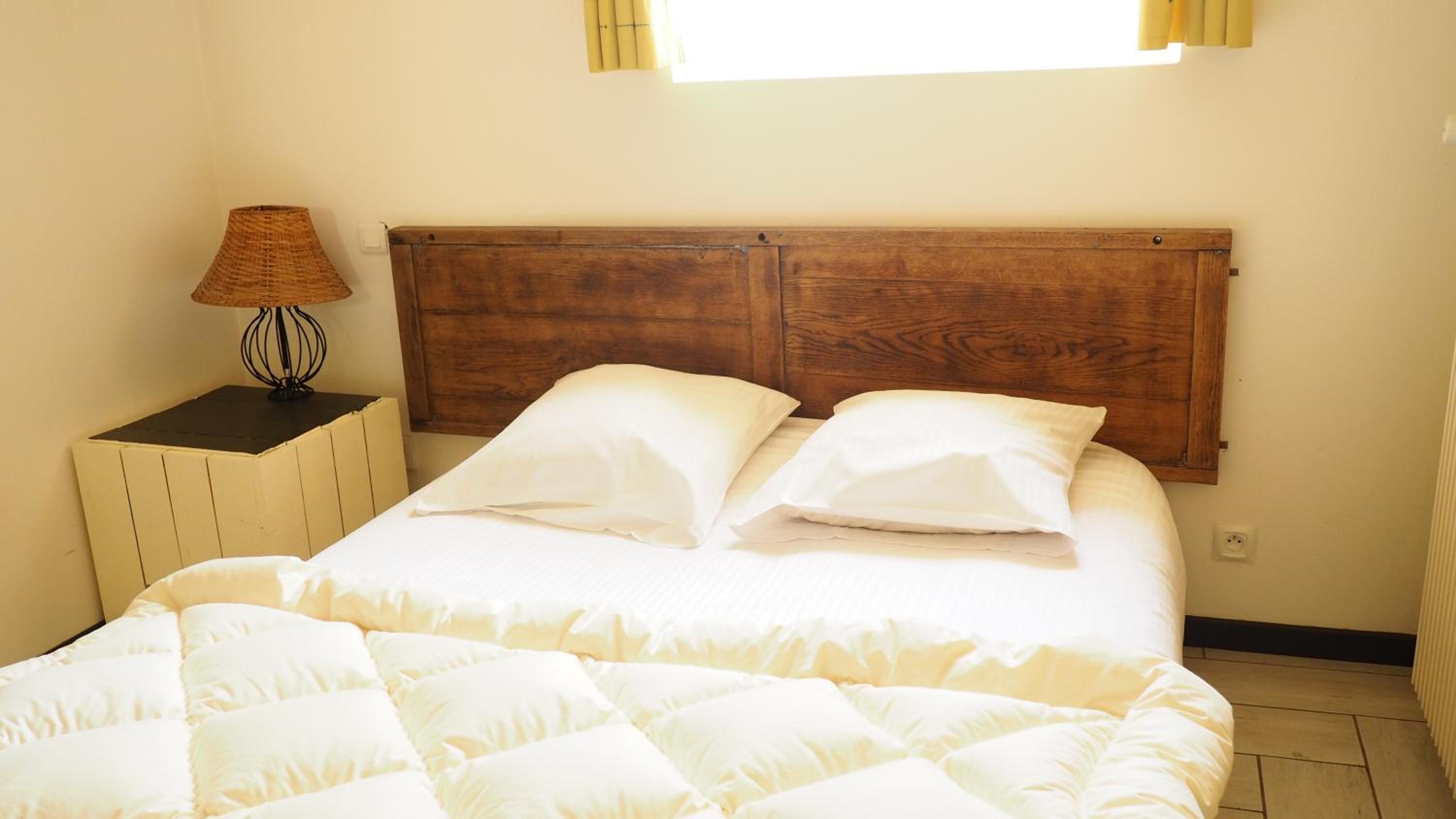 Deluxe Double Room with Shower - Photo 4