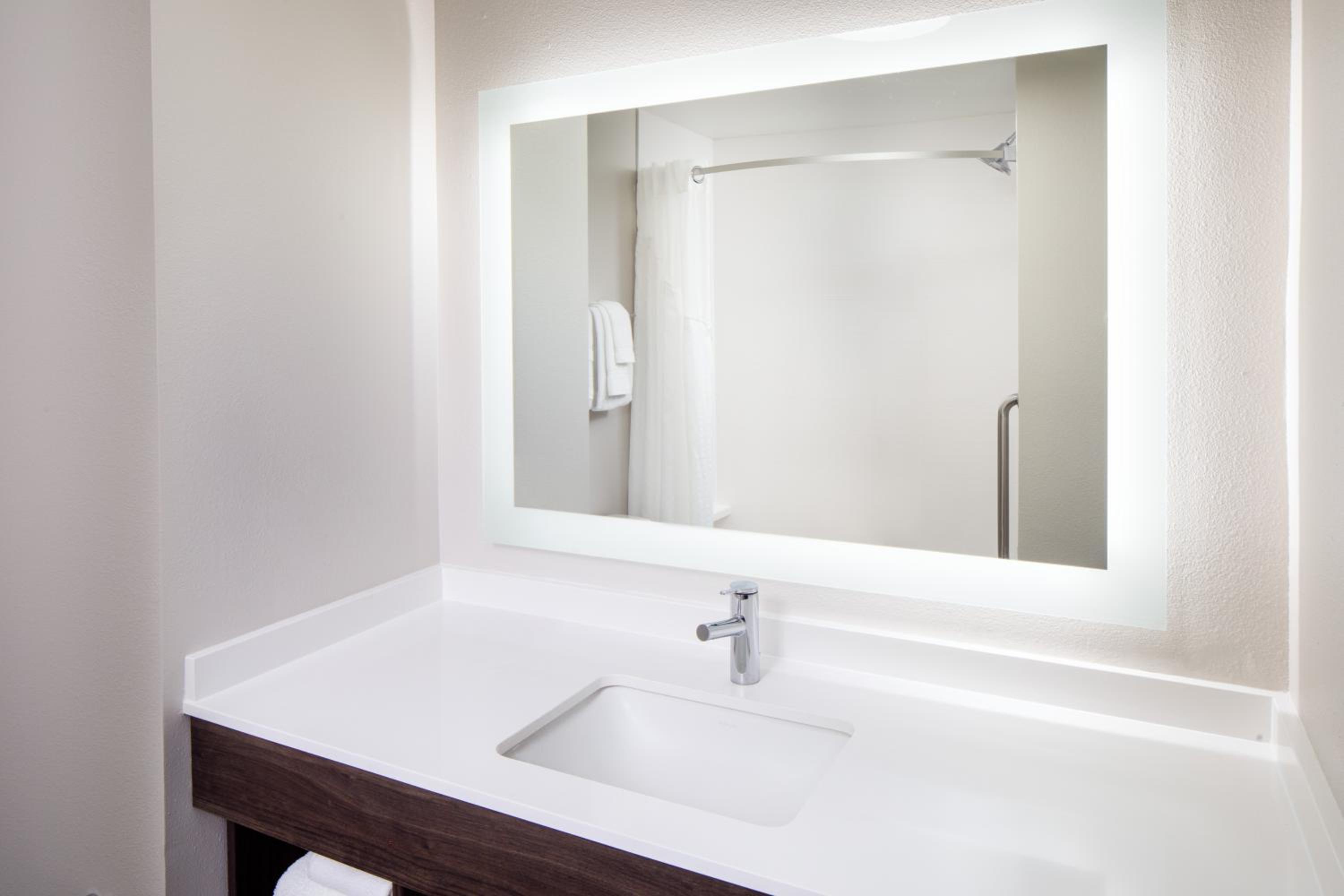 Standard King Room - Photo 3