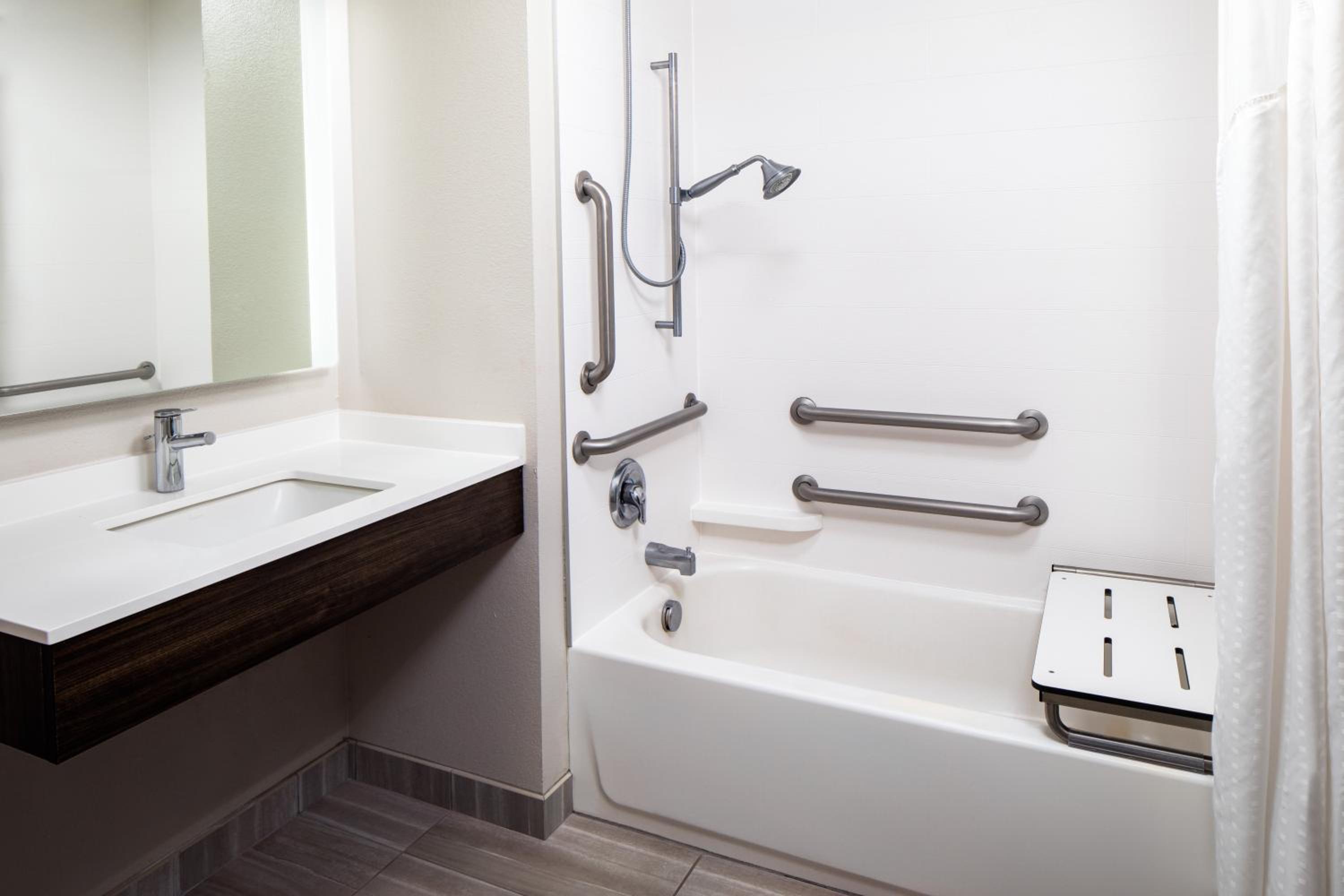 One-Bedroom King Suite - Non-Smoking - Photo 2