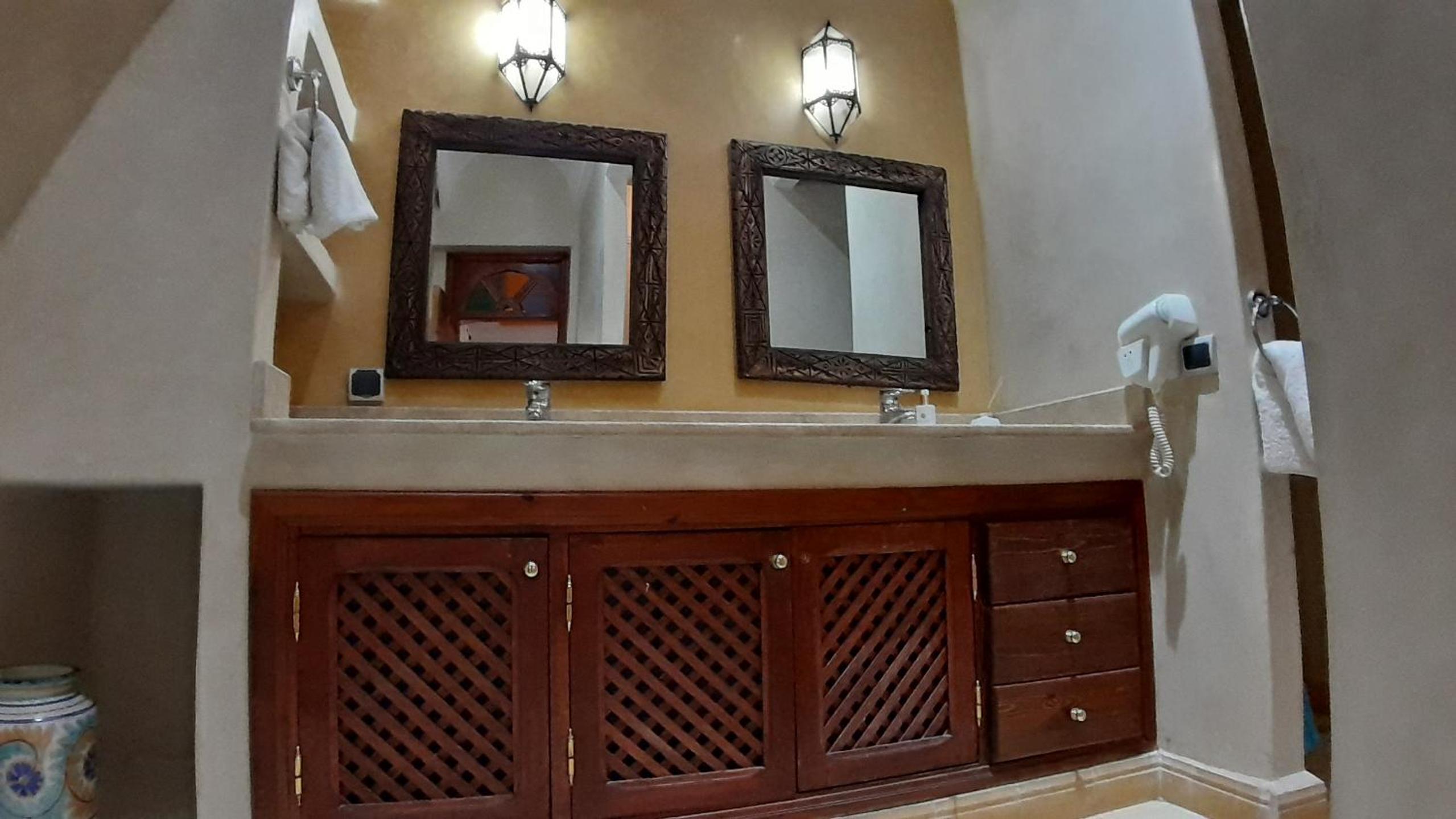 Double or Twin Room - Photo 5
