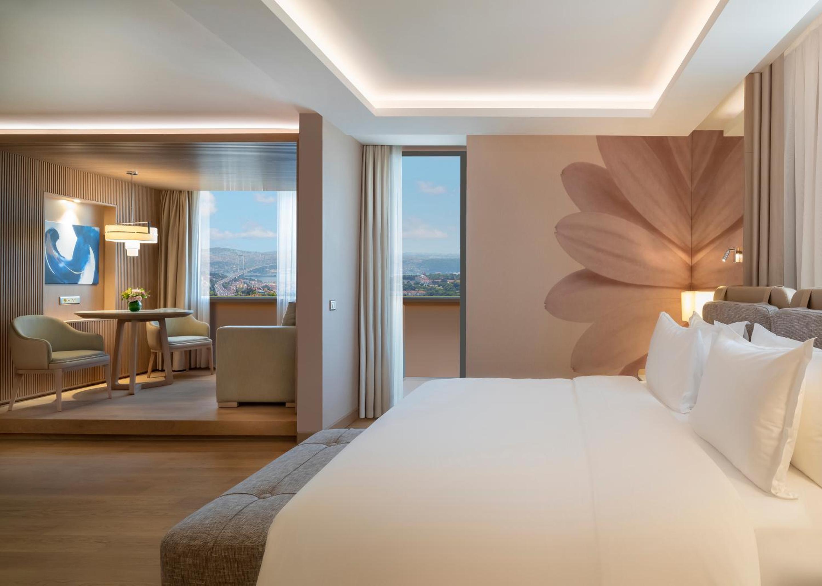 Superior Room, 2 Twin Beds, City View thumbnail 6