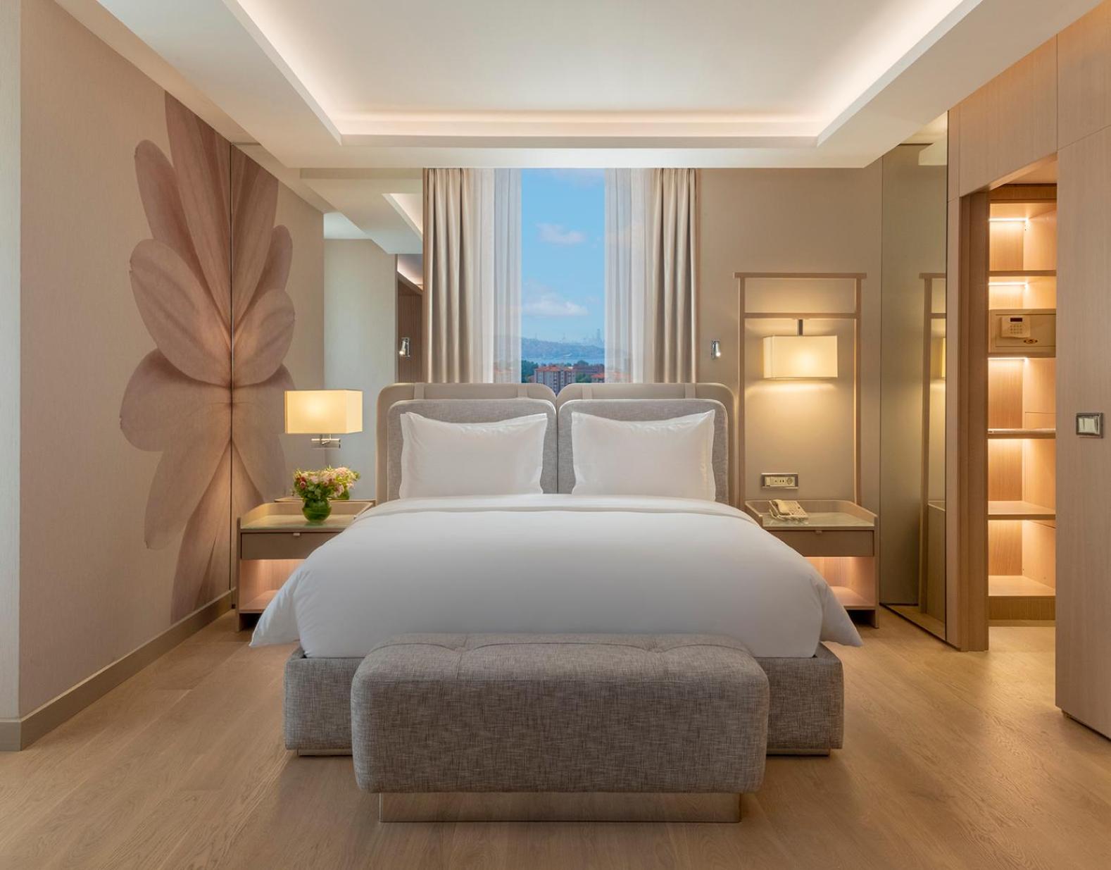 Superior Room, 2 Twin Beds, City View thumbnail 5