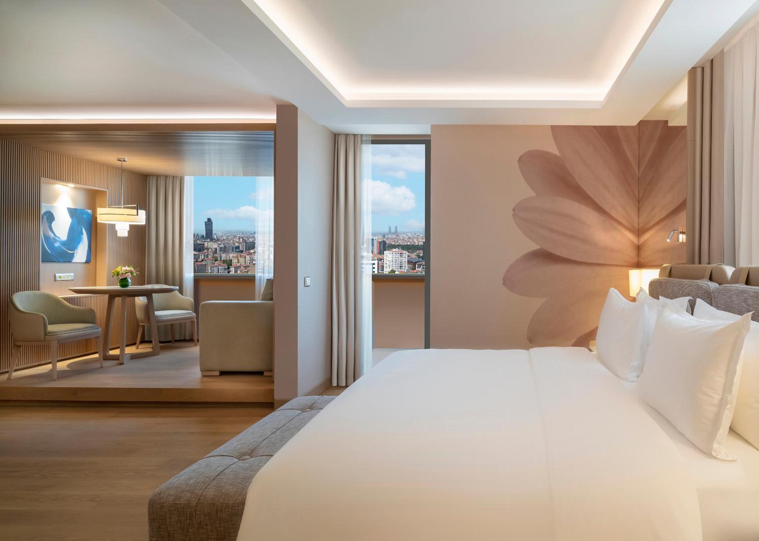 Junior Suite Room City View One King Bed - Photo 2