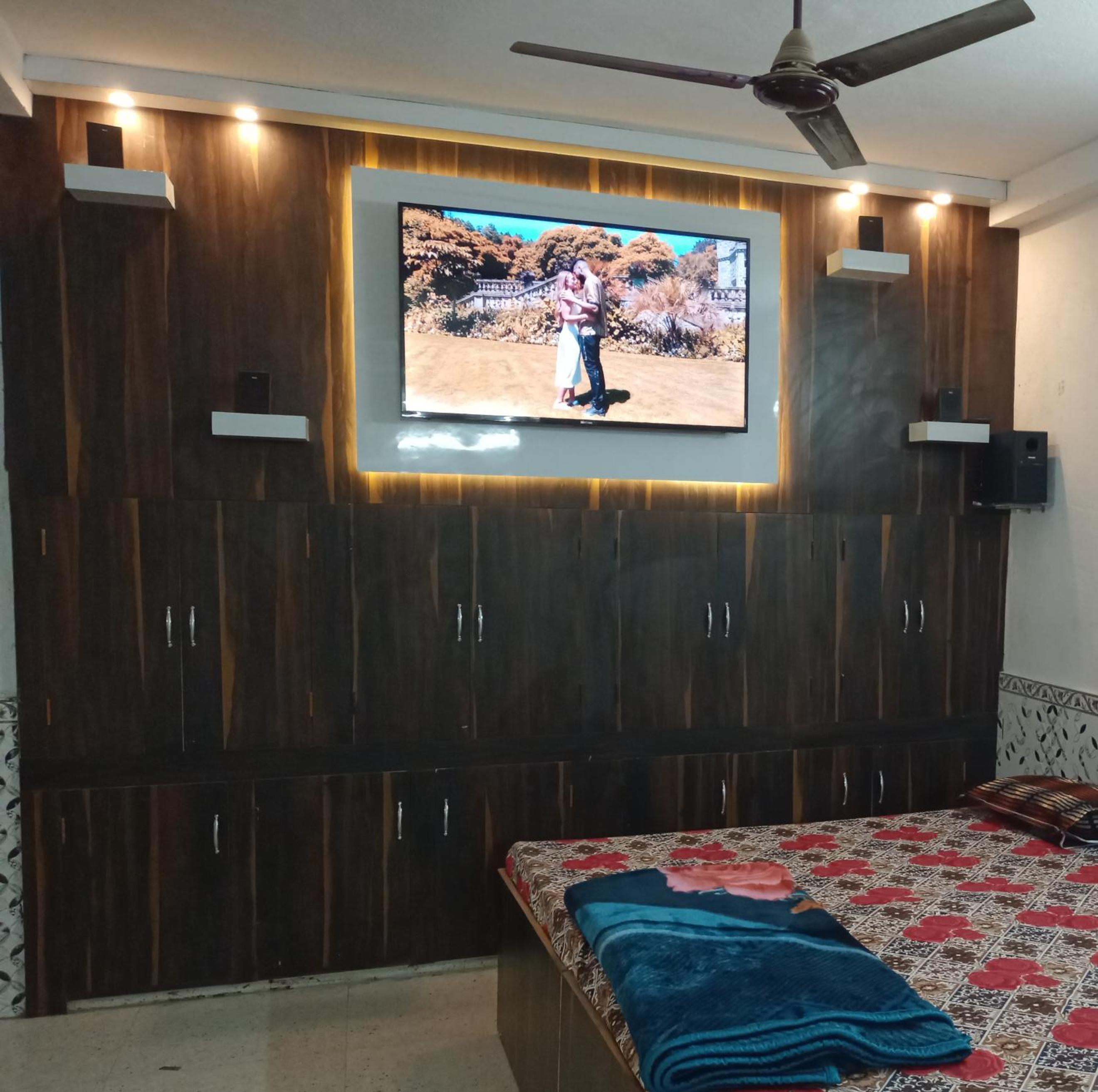 Superior Family Room photo 3