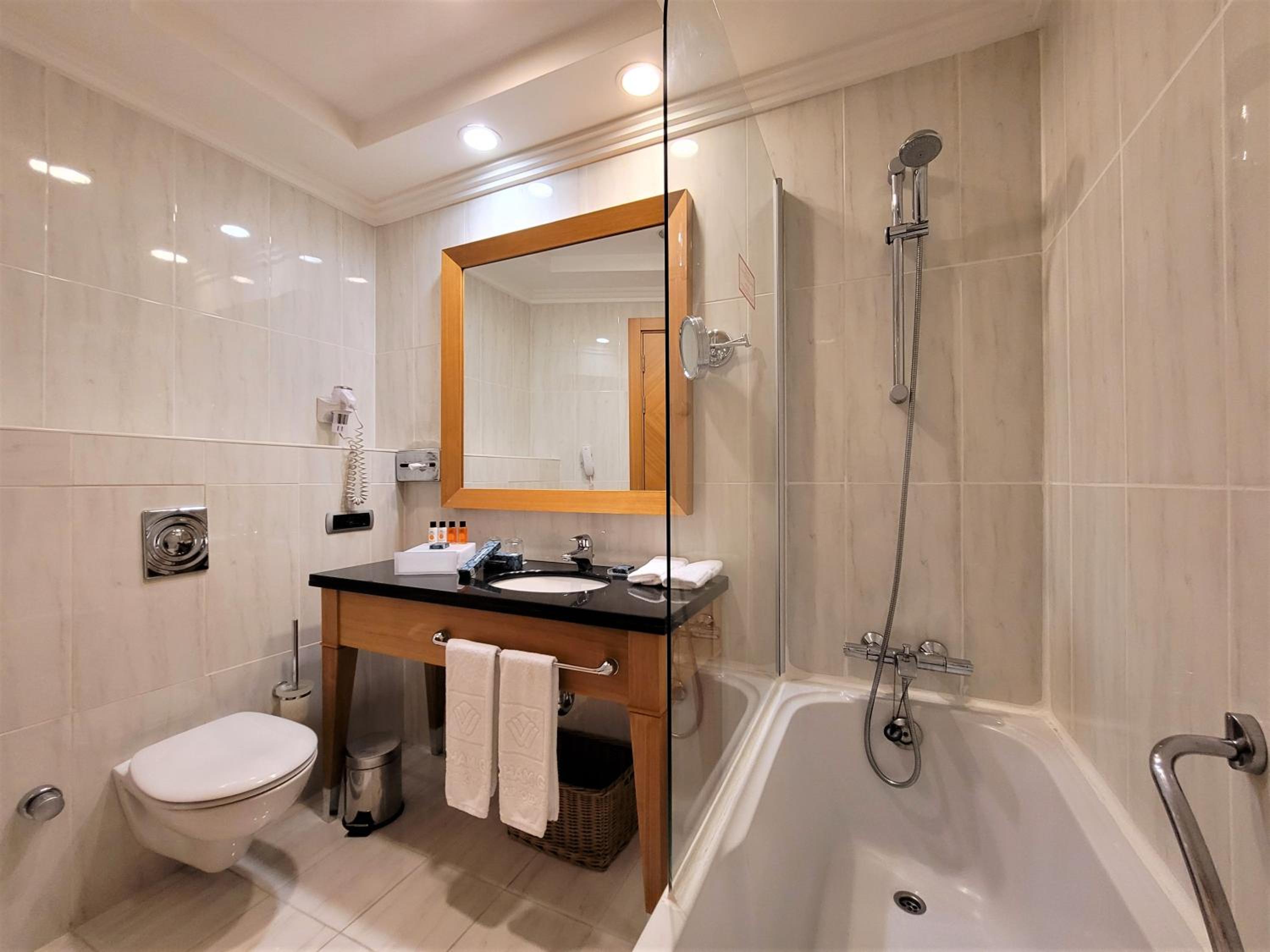 Standard Twin Room with Mountain View - Non-Smoking