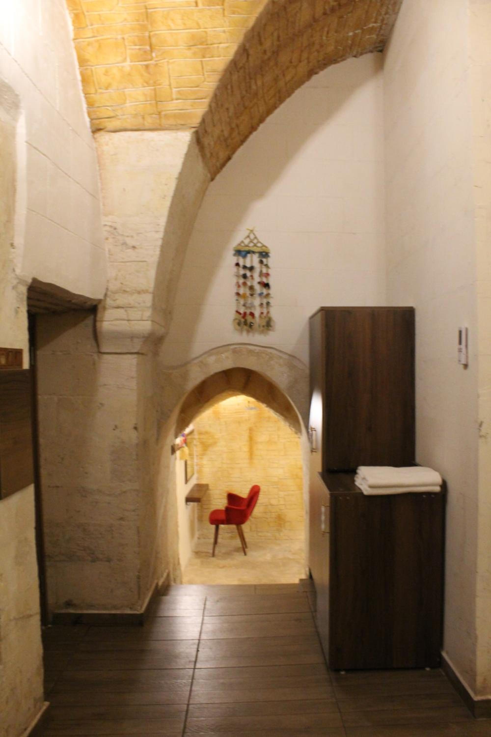 Suite - Photo 1