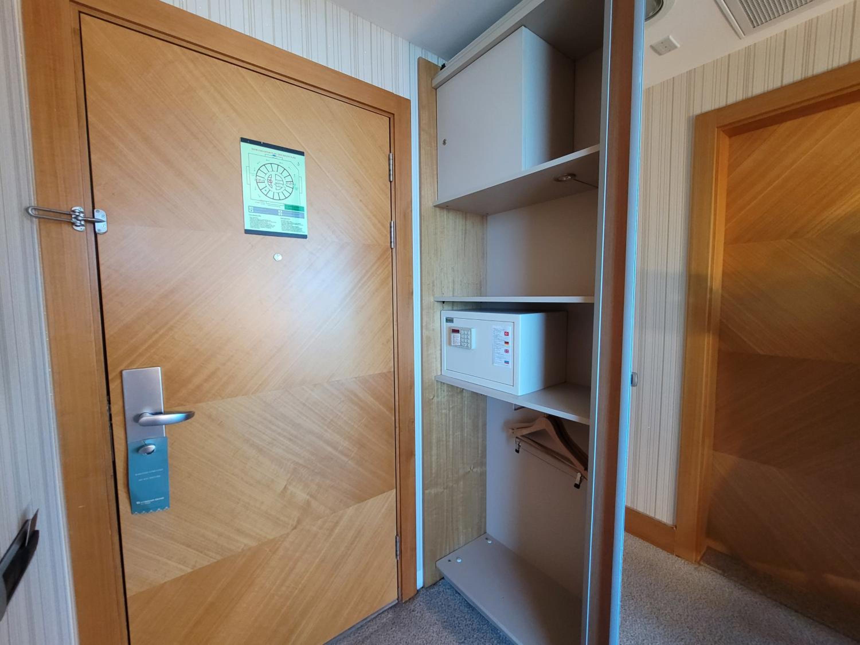 Standard King Room with Mountain View - Non-Smoking