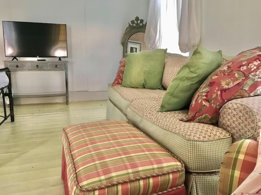 One-Bedroom Apartment - Photo 1