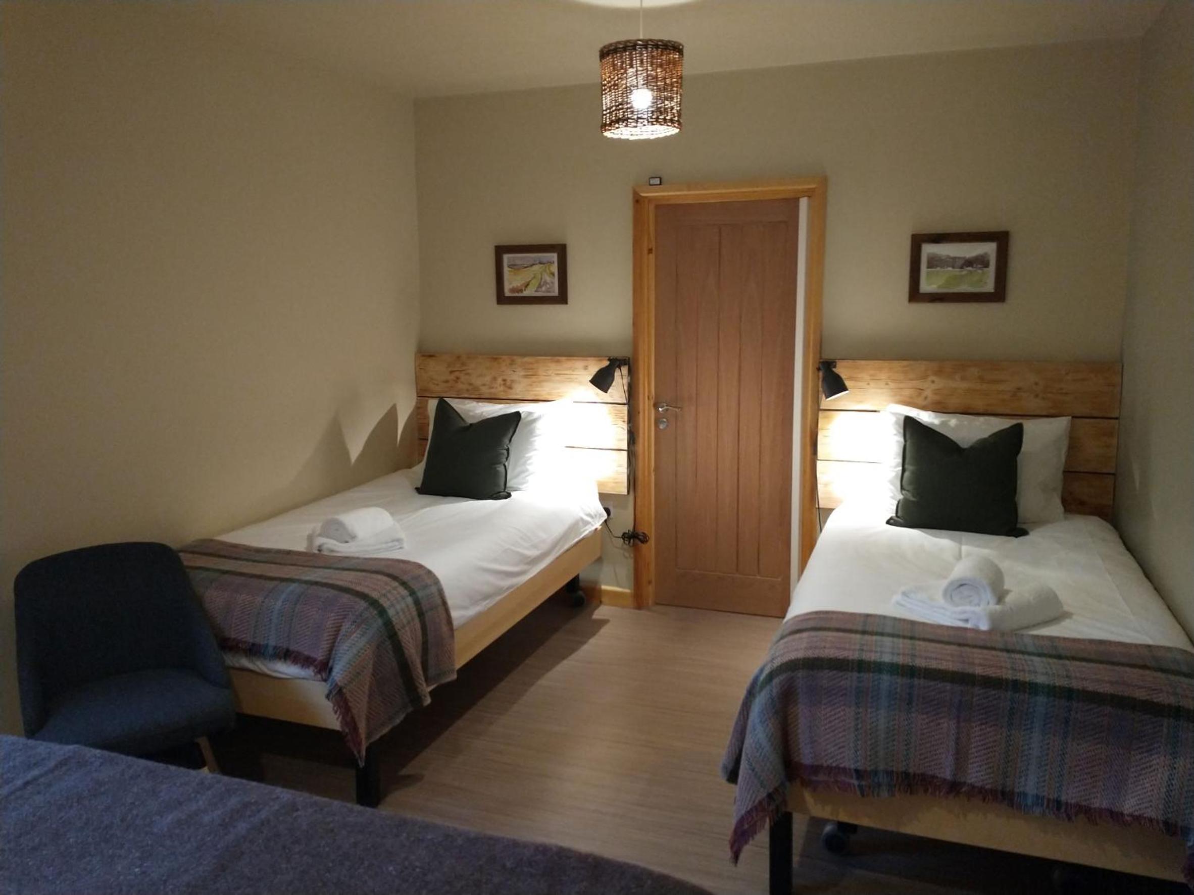 Quadruple Room with Private Bathroom - Photo 4