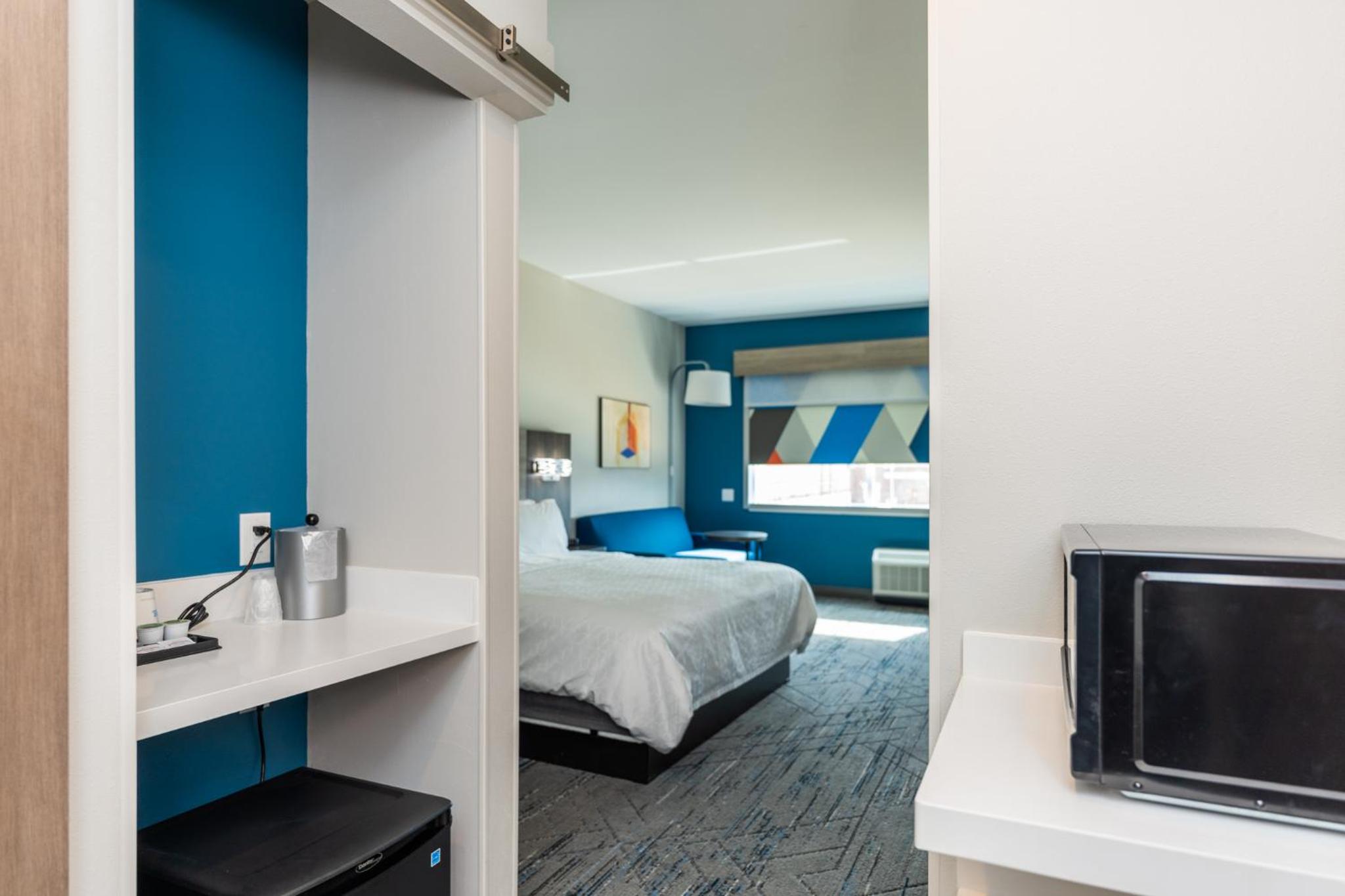 Standard King Room - Photo 25