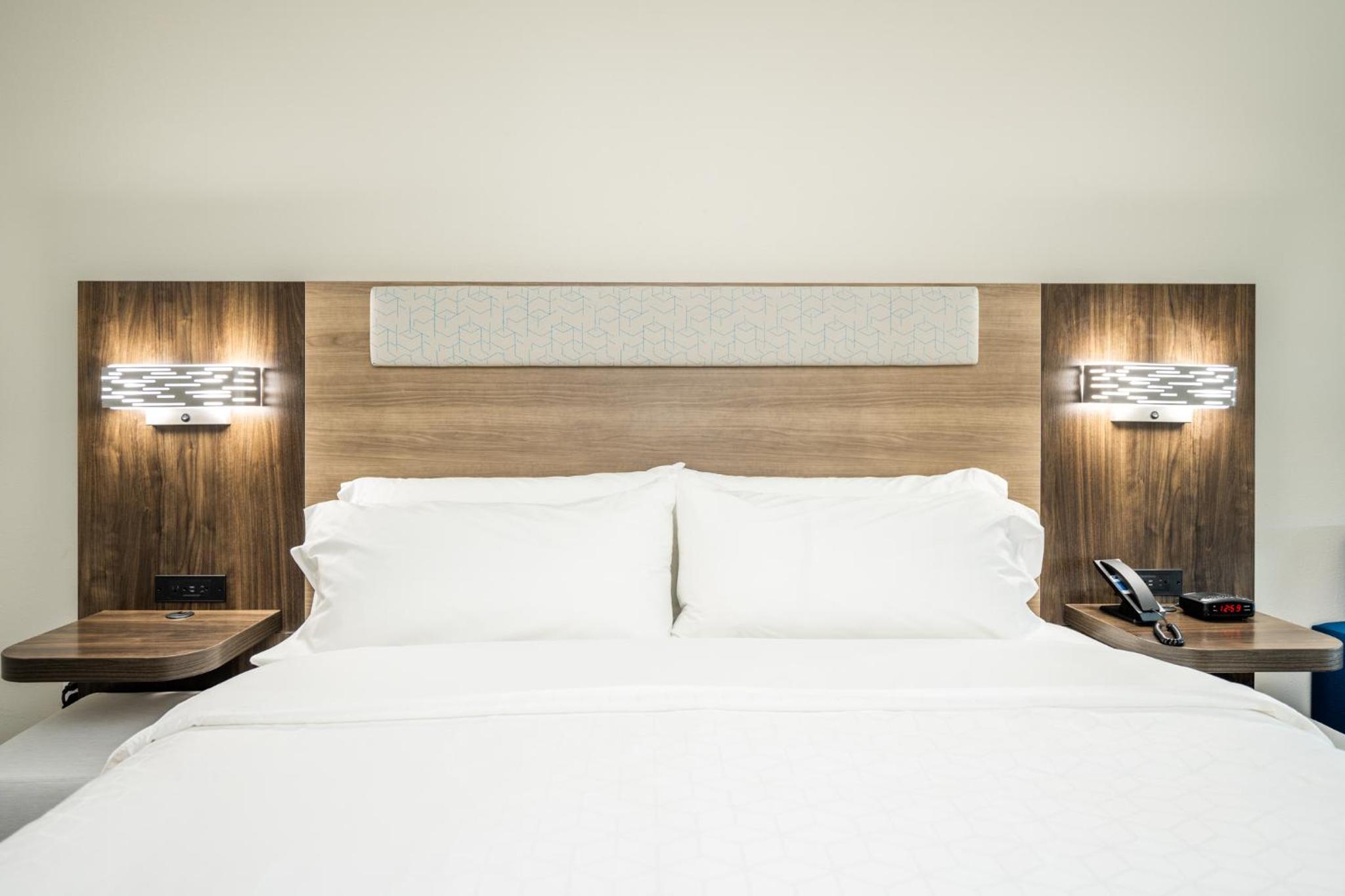 Standard King Room - Photo 43