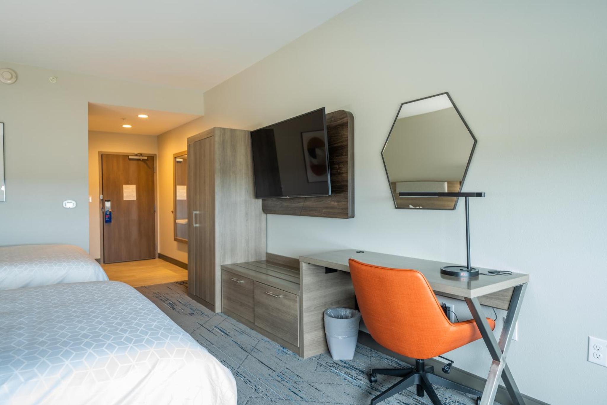 Standard Room with Two Queen Beds - Photo 16