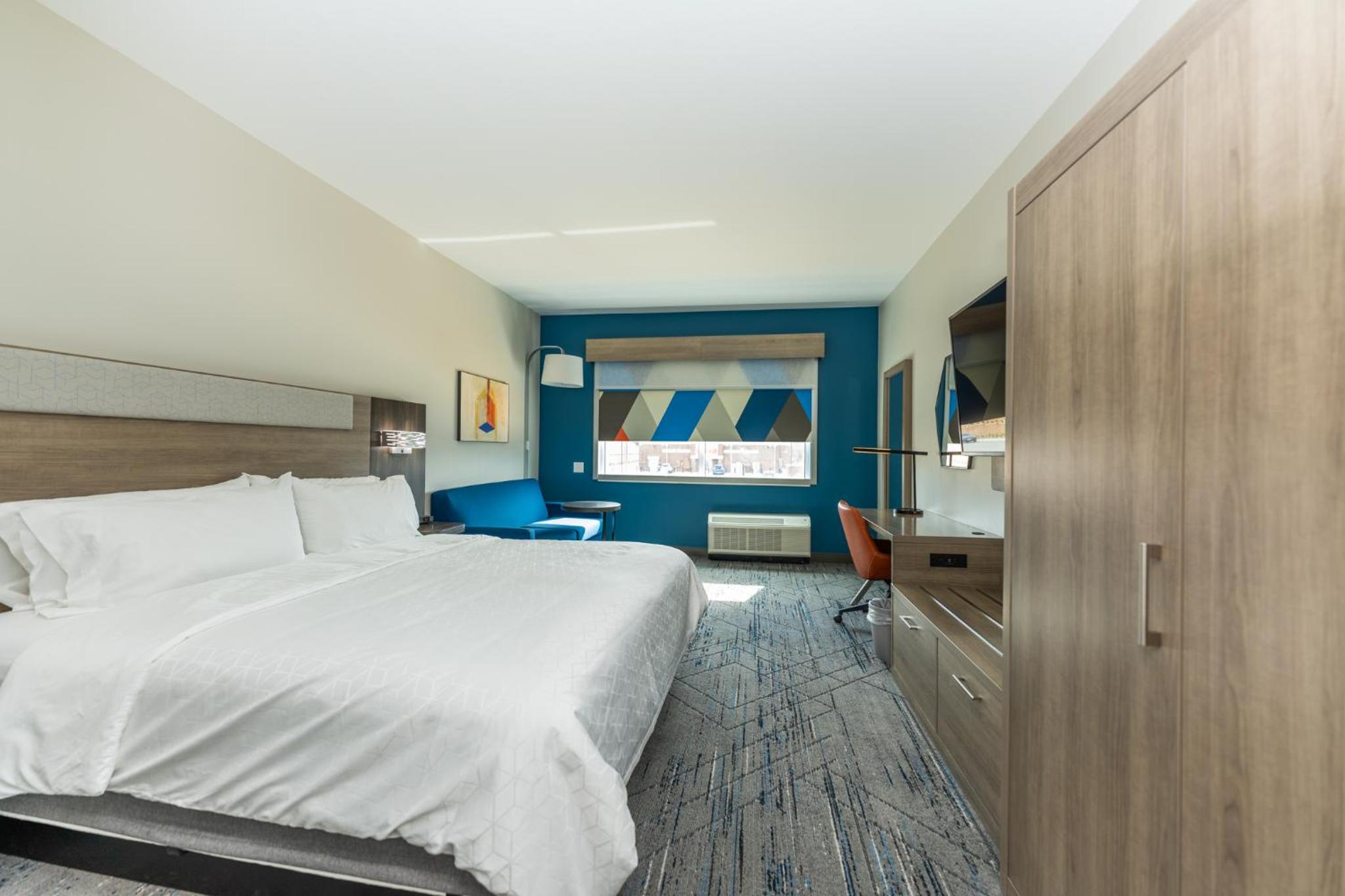 Standard King Room - Photo 19