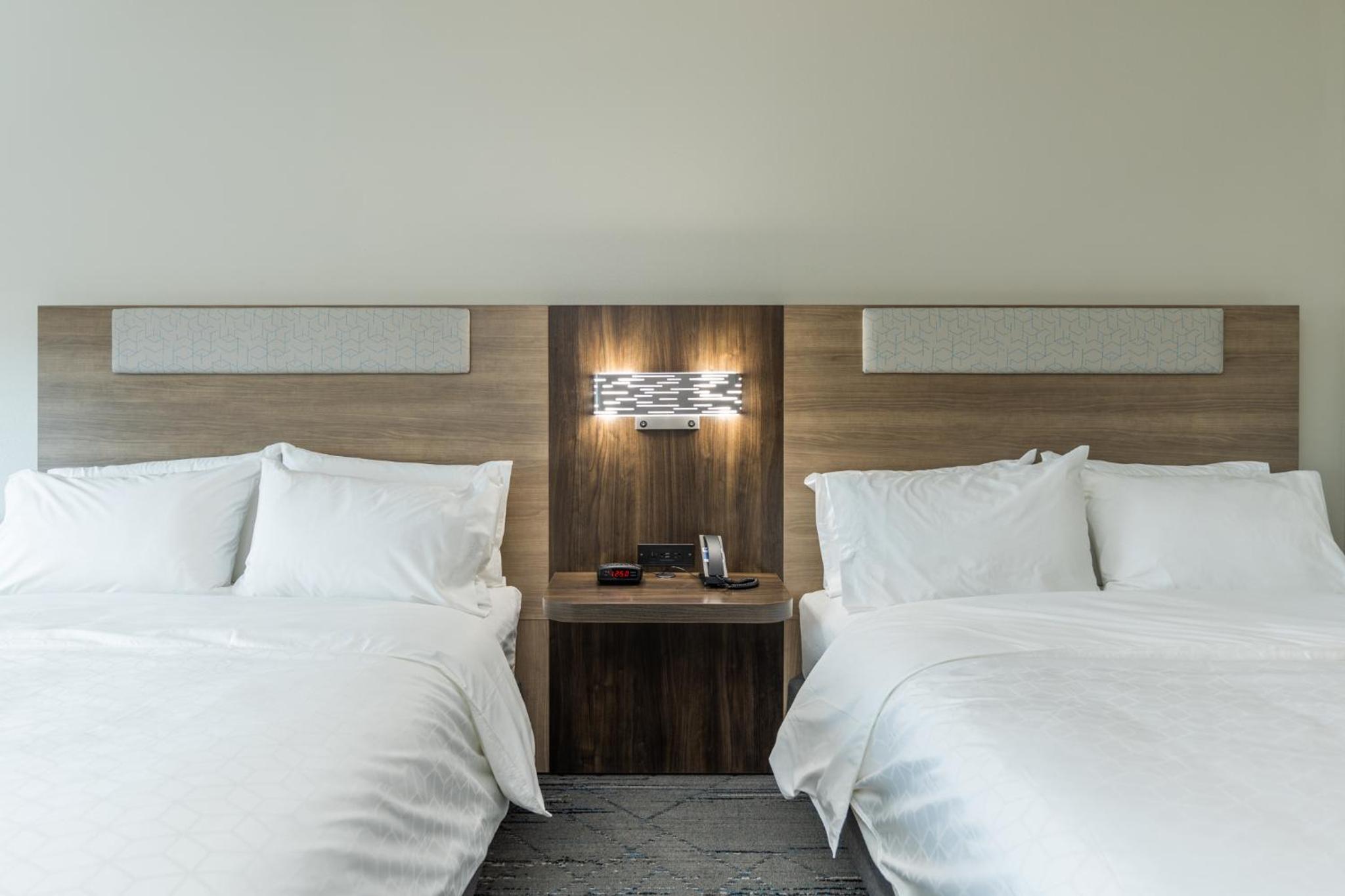 Standard Room with Two Queen Beds - Photo 17