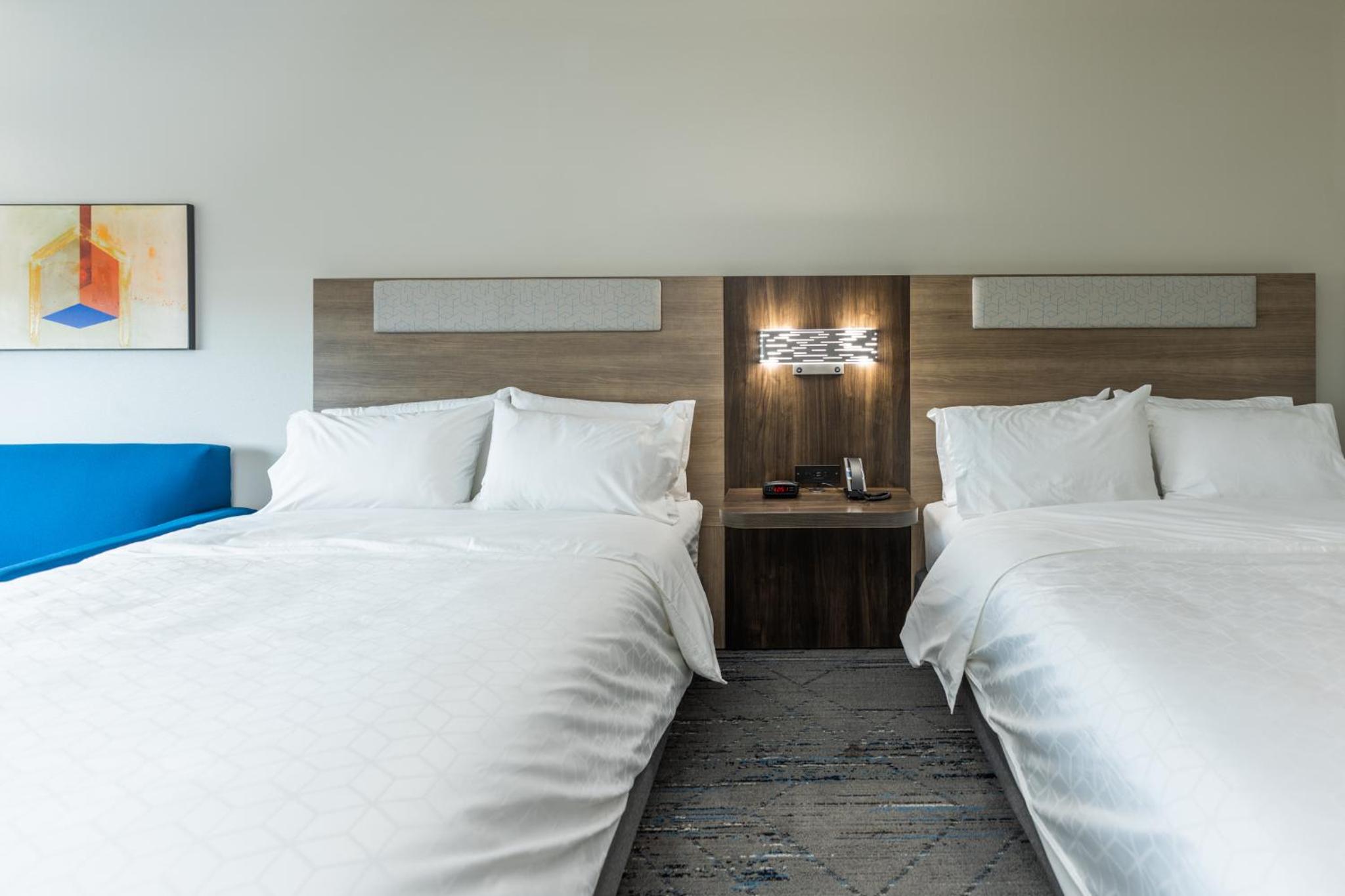 Standard Room with Two Queen Beds - Photo 33