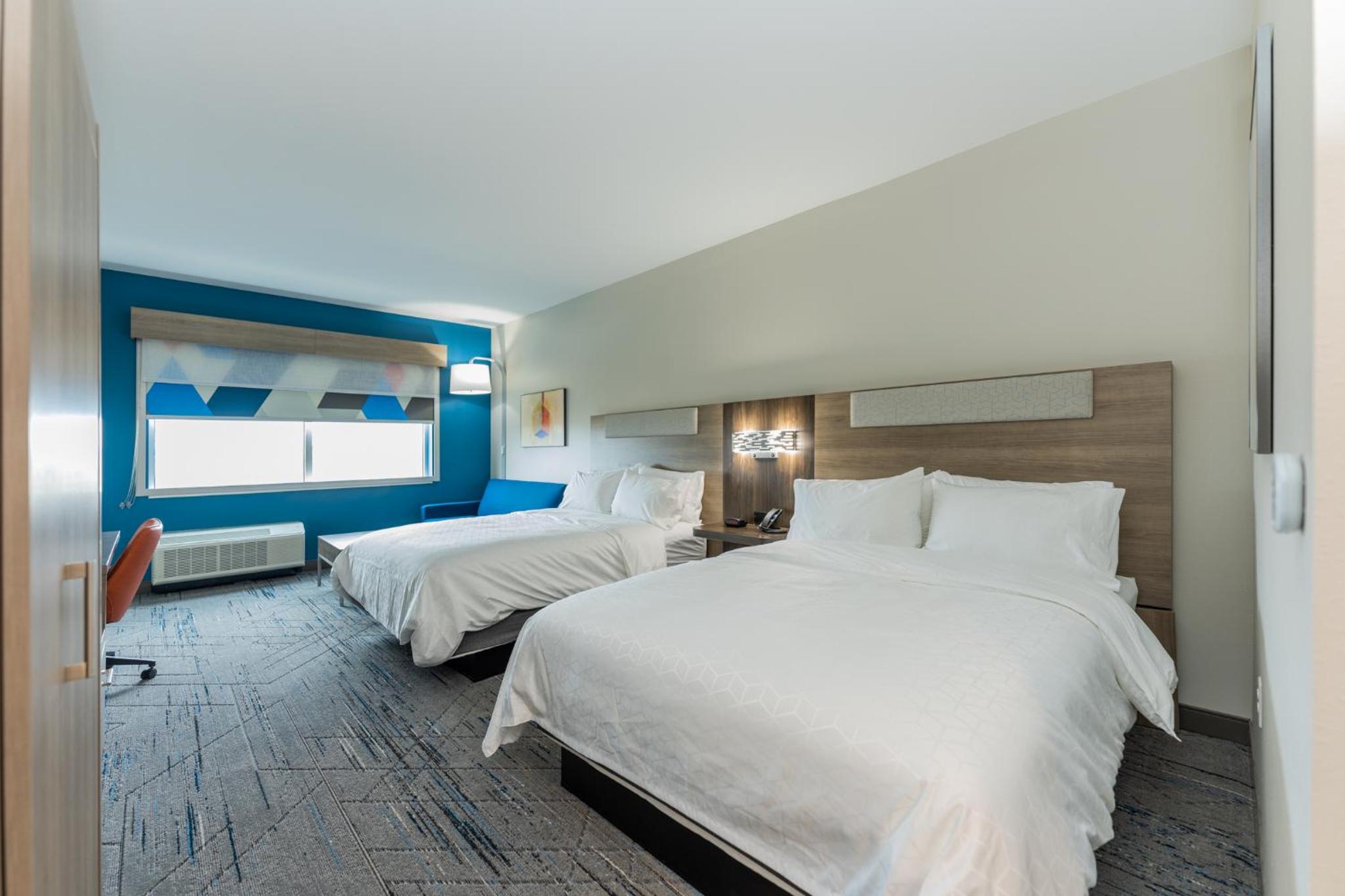 Standard Room with Two Queen Beds - Photo 15