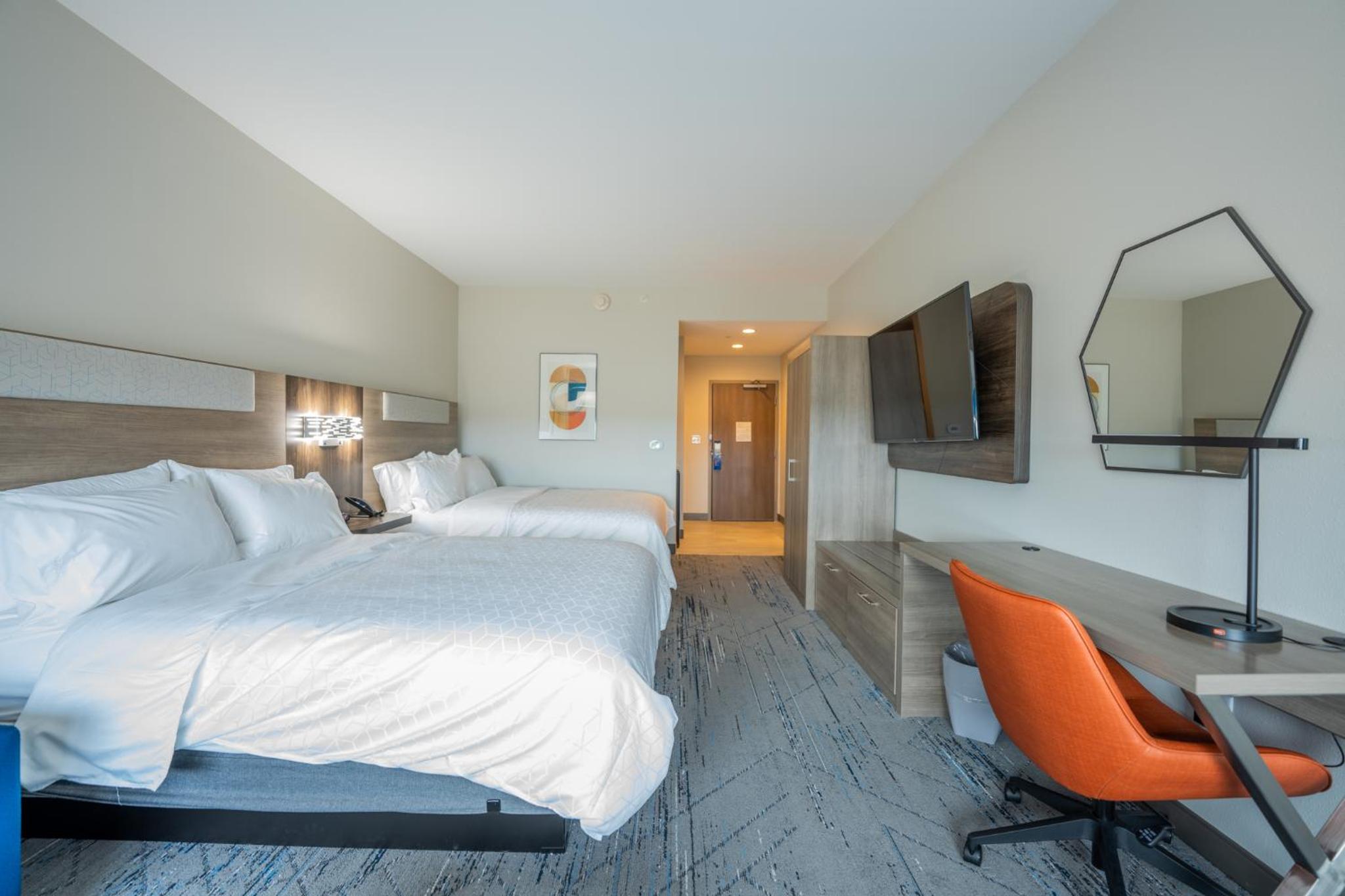 Standard Room with Two Queen Beds - Photo 14