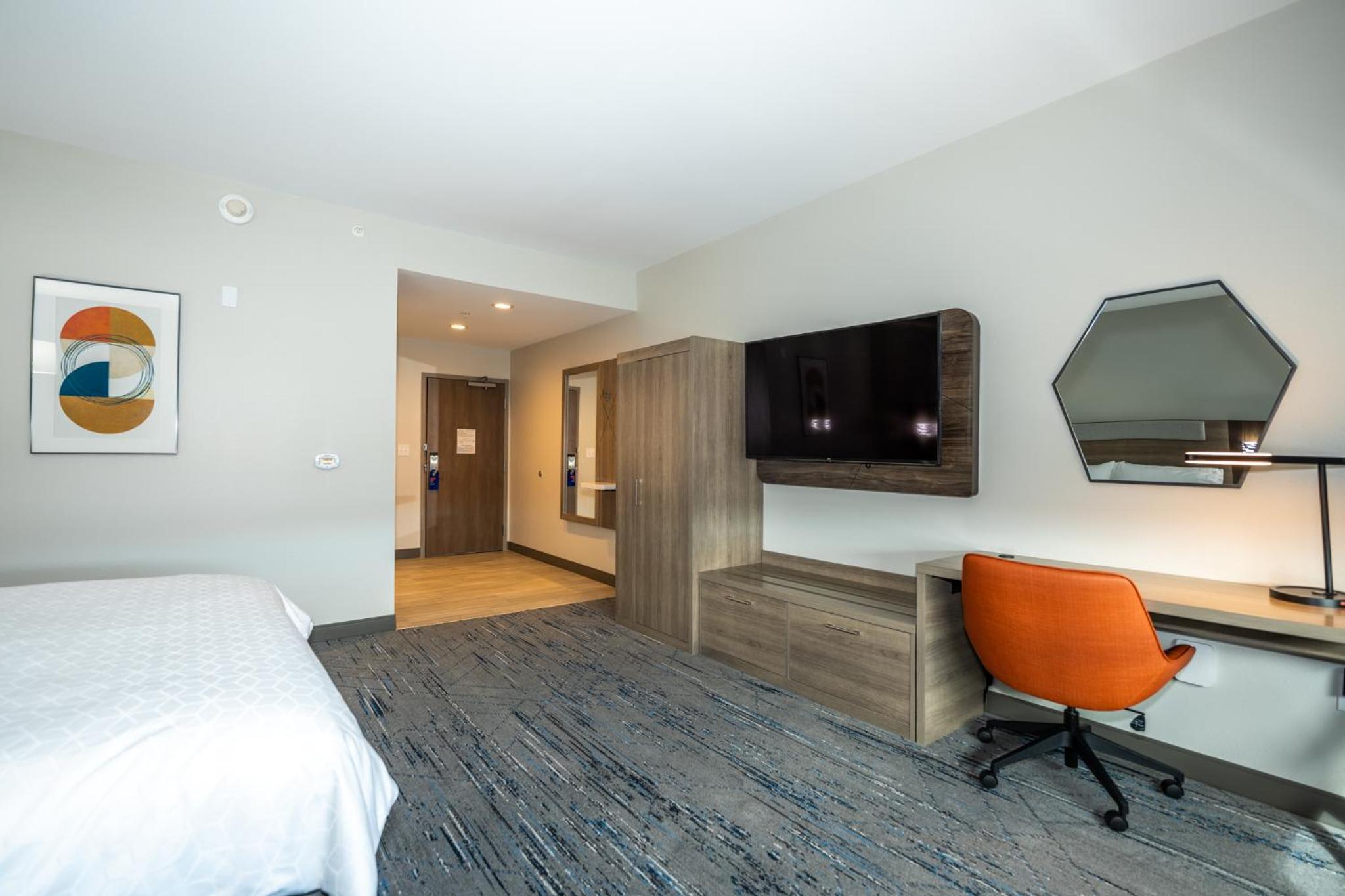 Standard King Room with Extra Floor Space - Photo 15