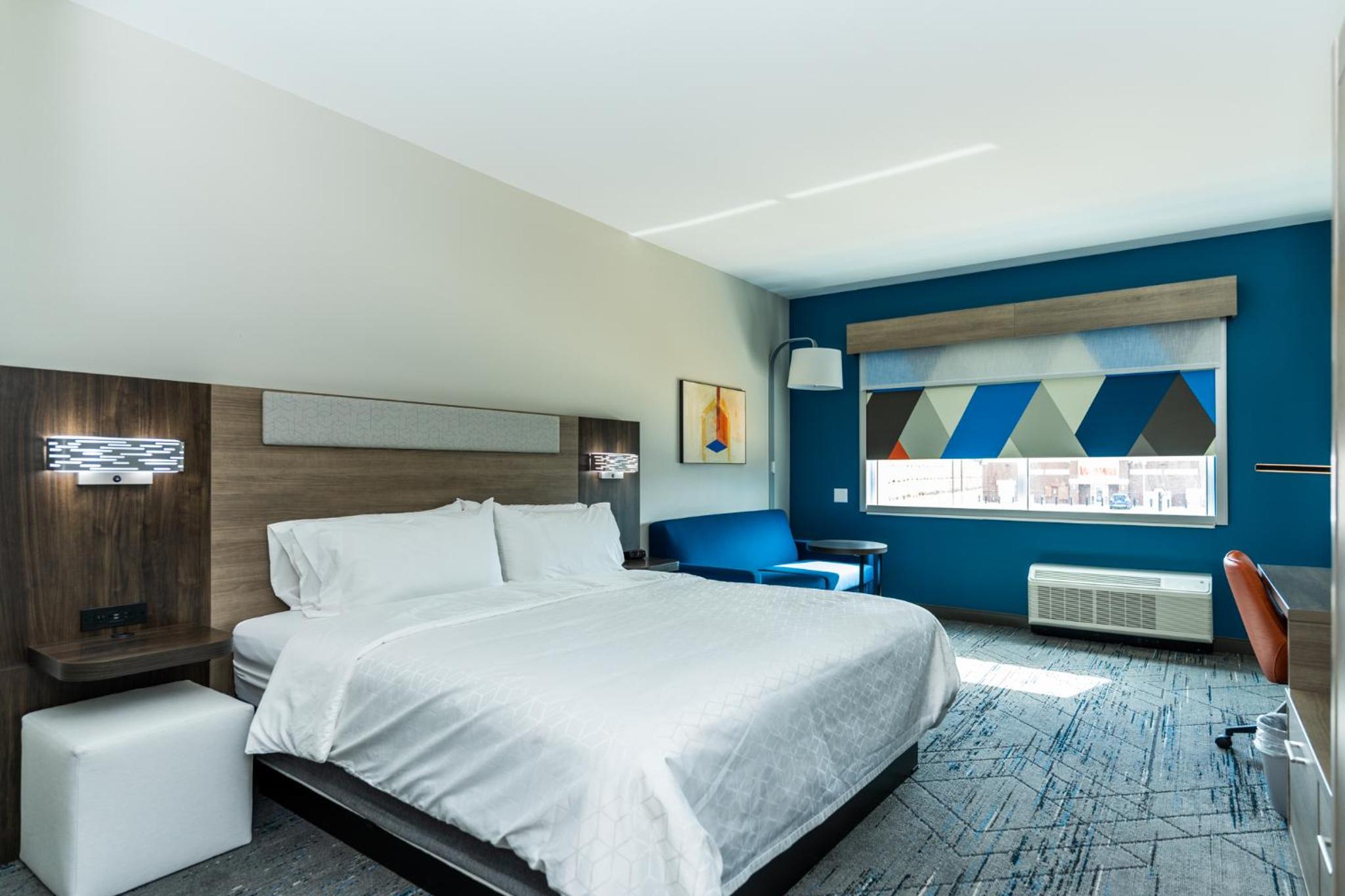 Standard King Room - Photo 42