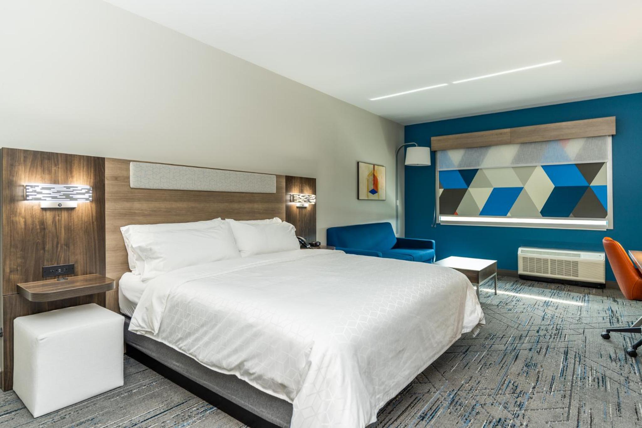 Standard King Room - Photo 22