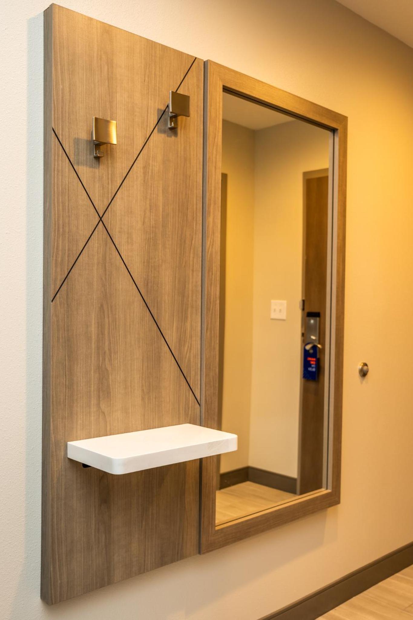 Standard King Room - Photo 21