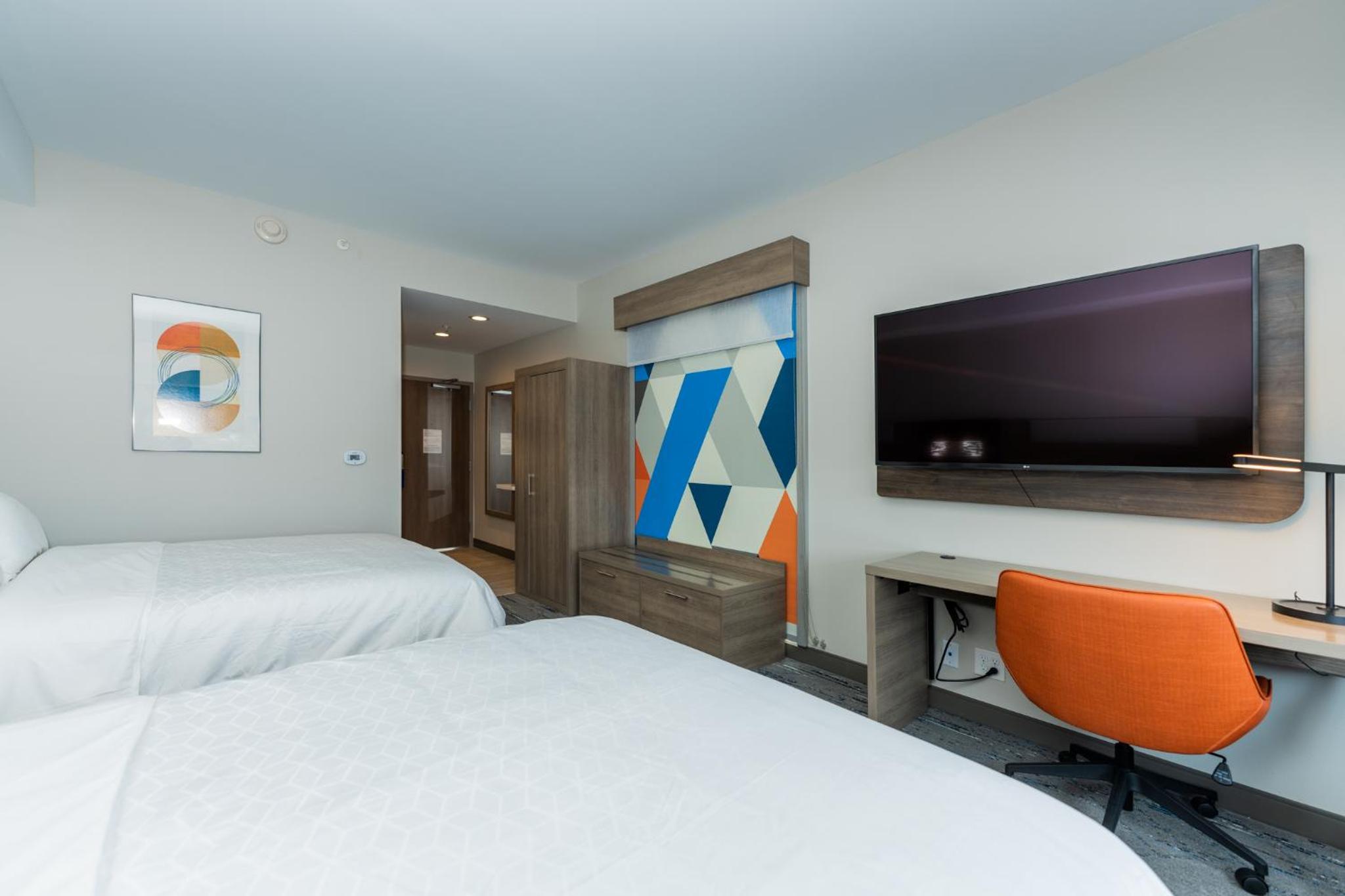 Standard Room with Two Queen Beds - Photo 21