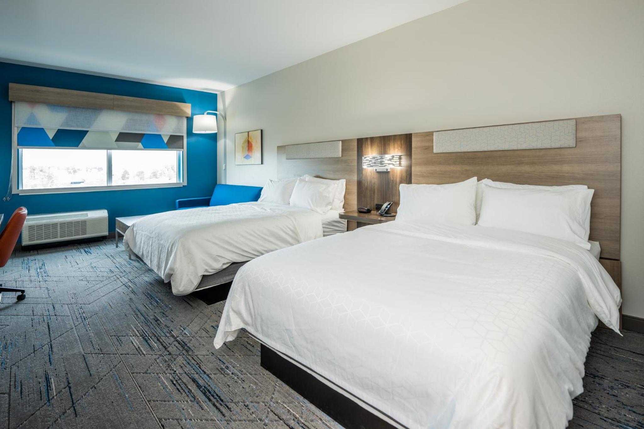 Standard Room with Two Queen Beds - Photo 23