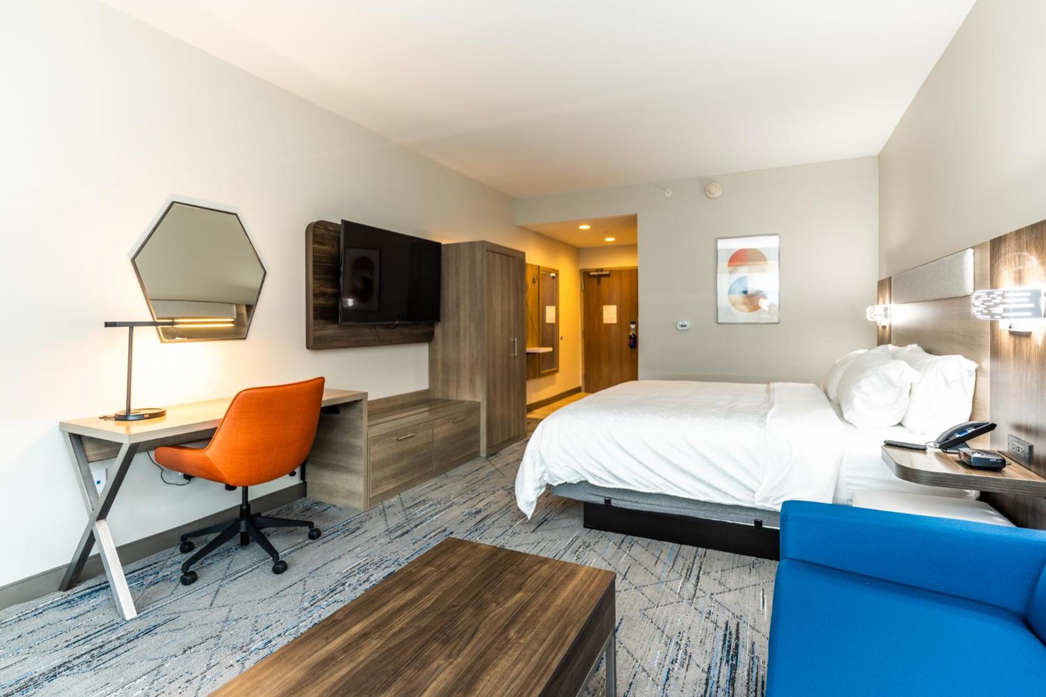 Standard King Room - Photo 23