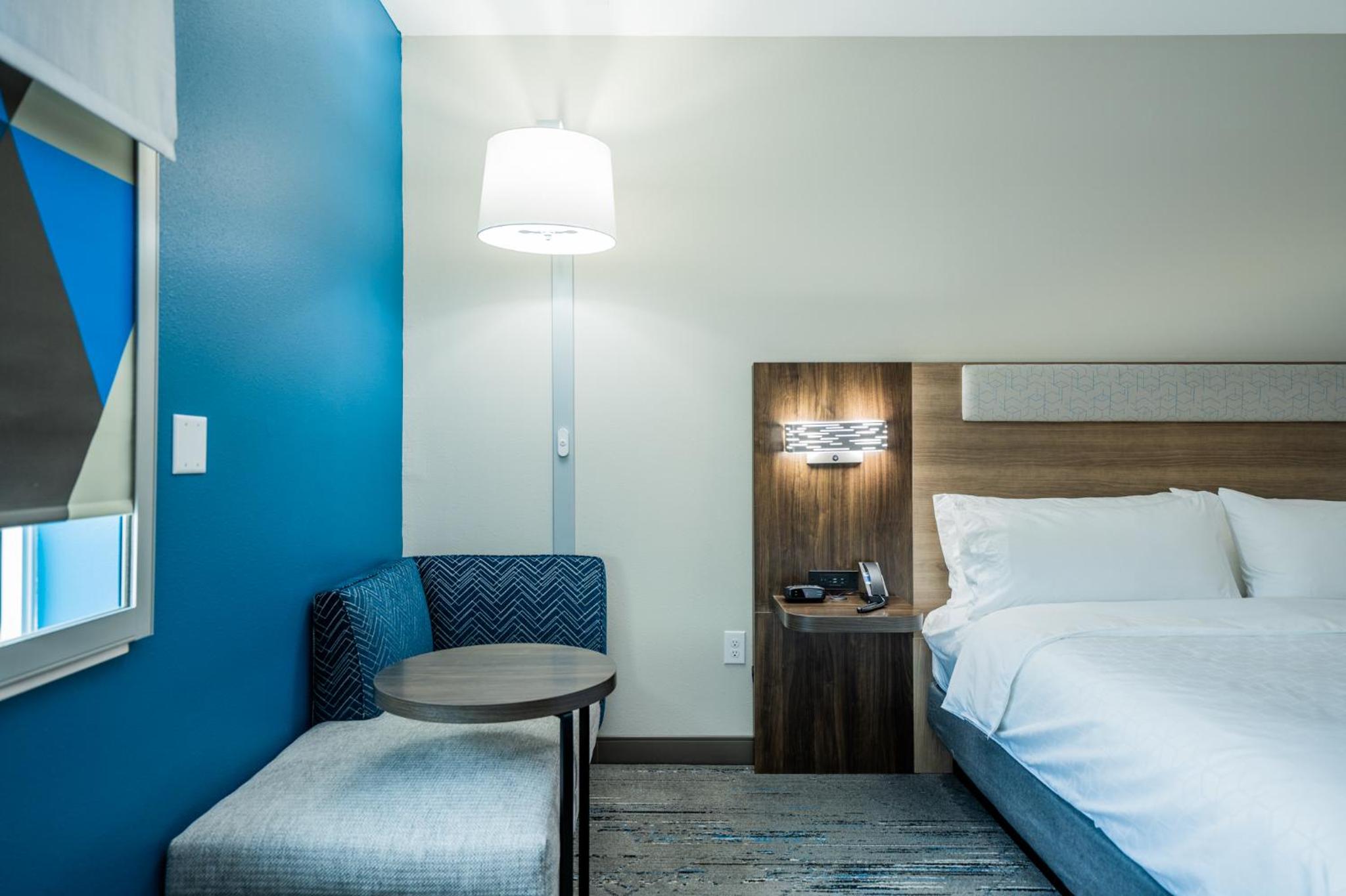 Standard King Room - Photo 6
