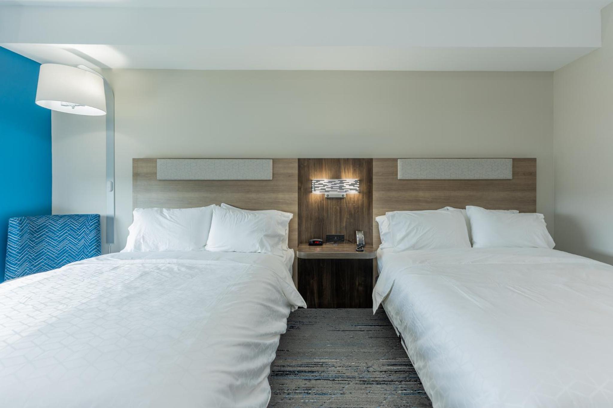 Standard Room with Two Queen Beds - Photo 25