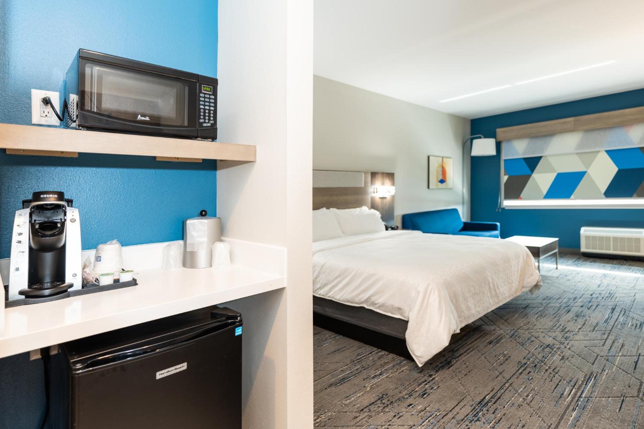 Standard King Room - Photo 20
