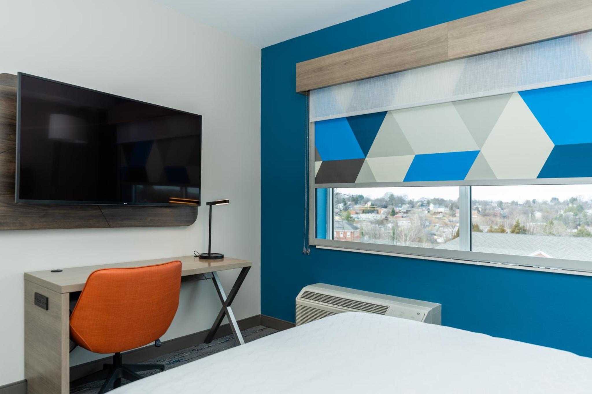 Standard King Room - Photo 8