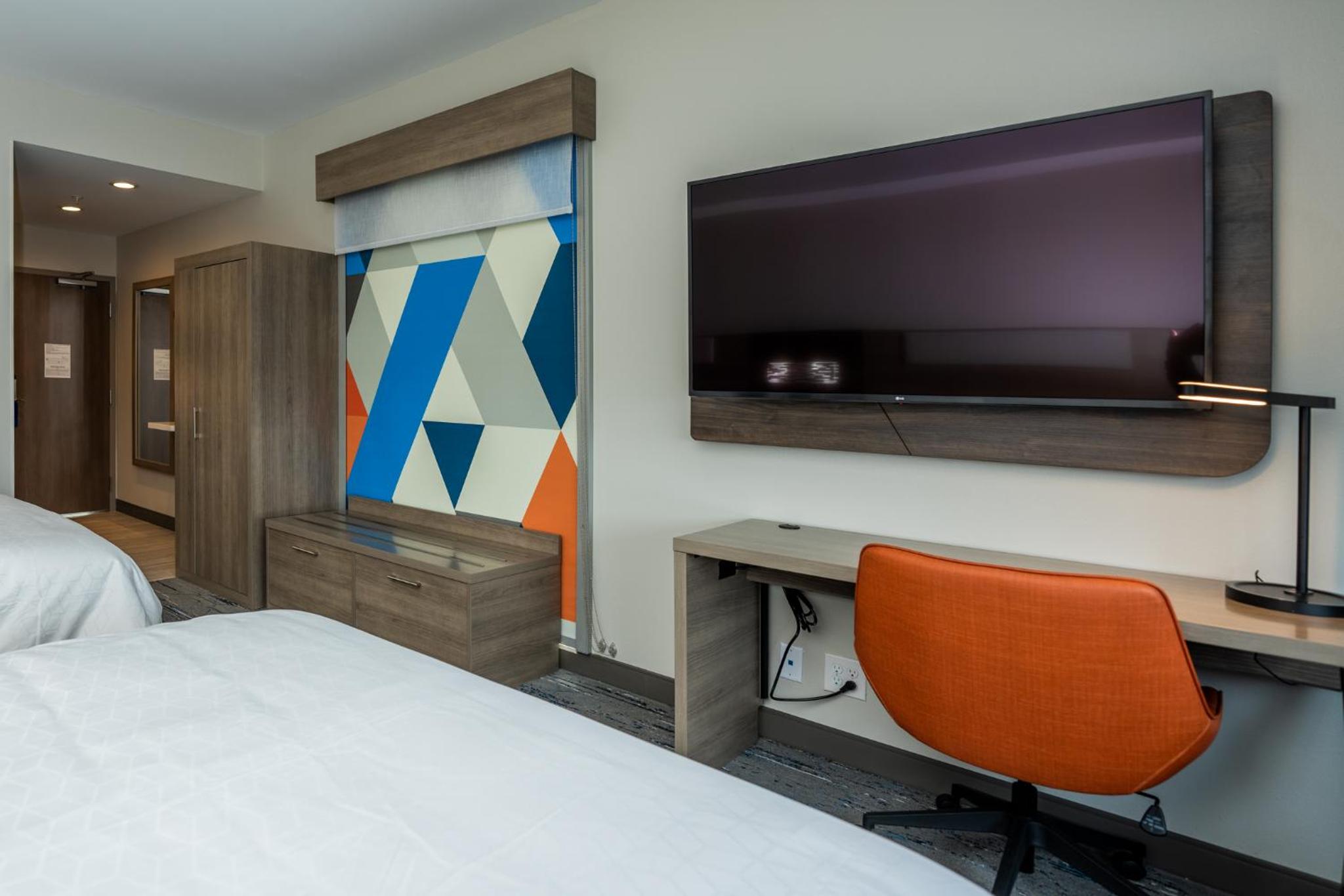 Standard Room with Two Queen Beds - Photo 27