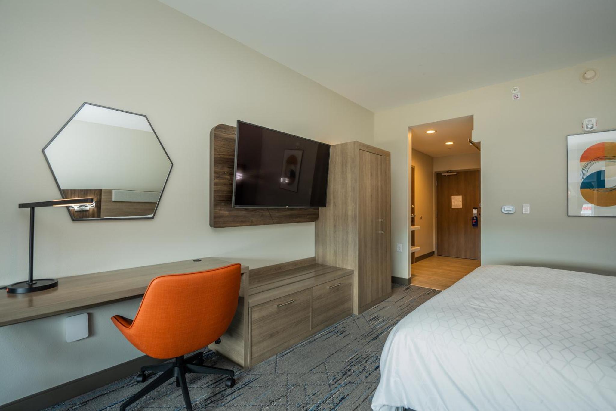 Standard King Room - Photo 13