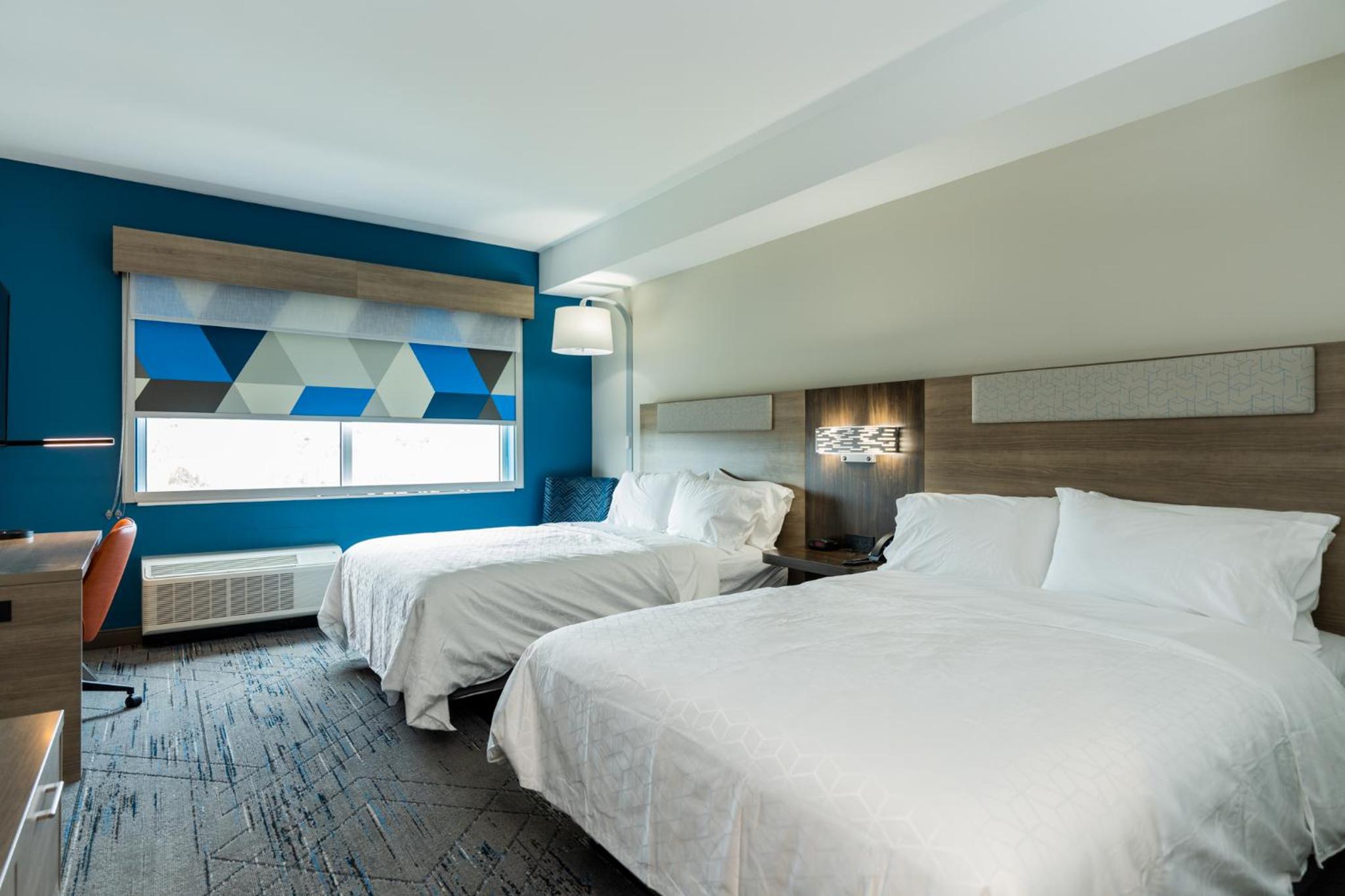 Standard Room with Two Queen Beds - Photo 36