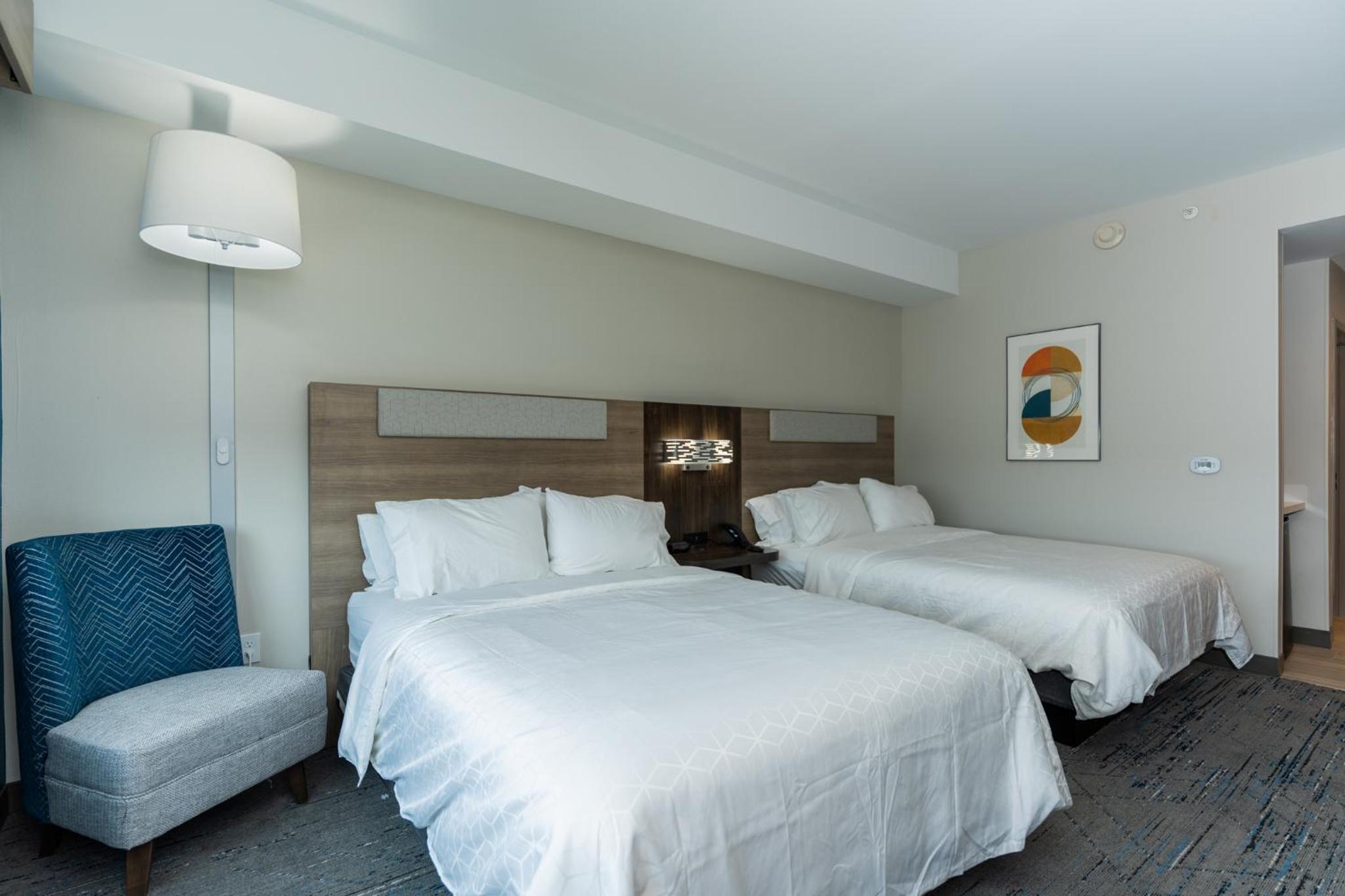 Standard Room with Two Queen Beds - Photo 35