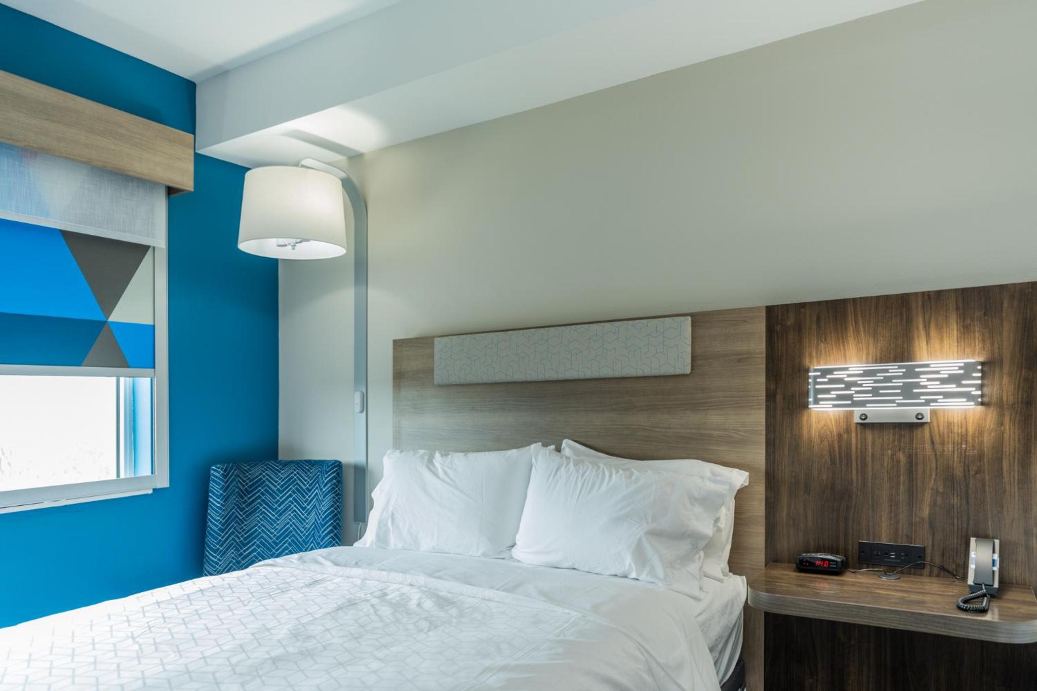 Standard Room with Two Queen Beds - Photo 40